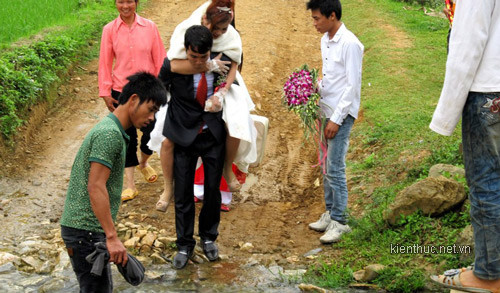 Đám rước dâu độc đáo: chú rể cõng cô dâu trên lưng vượt đồi núi