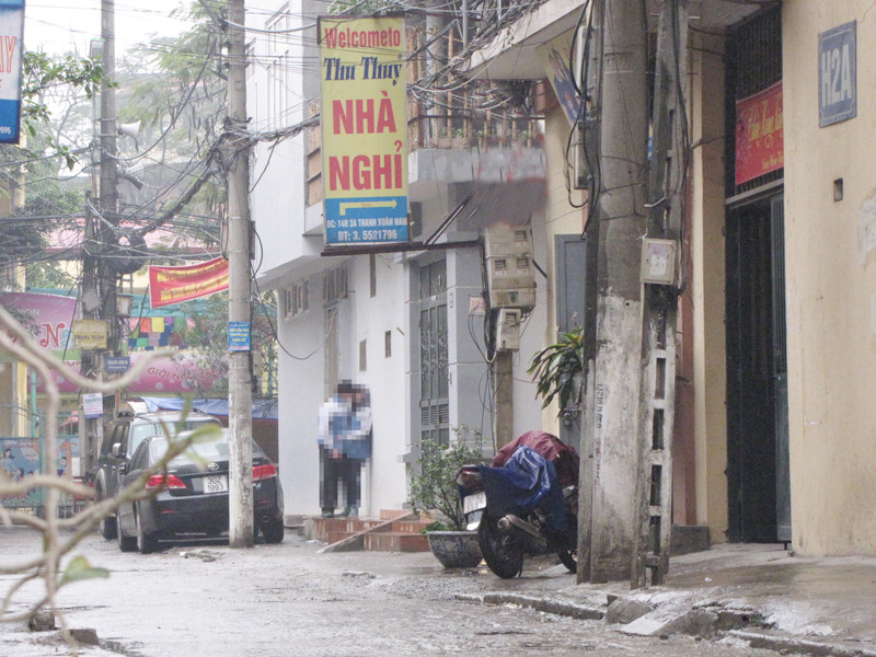 Đã đôi lần cặp học sinh trường THPT T.H.Đ định rẽ vào nhà nghỉ, nhưng lại quay ra. Ảnh: Trường Phong