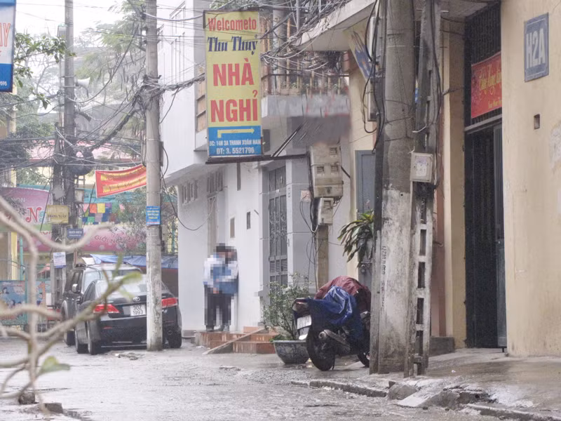 Đã đôi lần cặp học sinh trường THPT T.H.Đ định rẽ vào nhà nghỉ, nhưng lại quay ra. Ảnh: Trường Phong