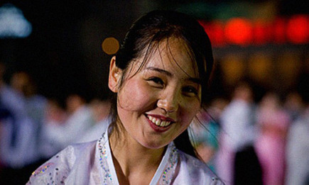 Đối với nhiều cô gái Triều Tiên, đôi mắt hai mí, to tròn luôn là một niềm mơ ước. Ảnh: NK News