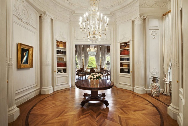 Căn nhà được chia thành 5 căn hộ khác nhau. Khi còn sống, nhà đầu tư bất động sản Ronson - người chủ cũ của 3 căn hộ mà Abramovich vừa mua lại - mơ ước sẽ mua lại toàn bộ các căn hộ trong tòa nhà để gộp lại thành một dinh thự duy nhất của riêng ông. Tuy nhiên, năm 2007, ông Ronson qua đời và gia đình của ông đã rao bán 3 căn hộ này. Căn nhà được chia thành 5 căn hộ khác nhau. Khi còn sống, nhà đầu tư bất động sản Ronson - người chủ cũ của 3 căn hộ mà Abramovich vừa mua lại - mơ ước sẽ mua lại toàn bộ các căn hộ trong tòa nhà để gộp lại thành một dinh thự duy nhất của riêng ông. Tuy nhiên, năm 2007, ông Ronson qua đời và gia đình của ông đã rao bán 3 căn hộ này với giá 72 triệu USD