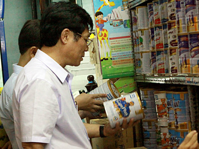 Cơ quan chức năng kiểm tra việc thu hồi sữa nghi nhiễm khuẩn ảnh: pv. a