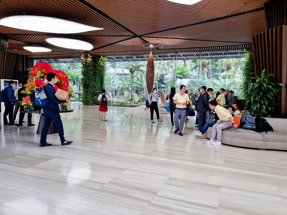 Đoàn khách từ Hà Nội chờ check in tại sảnh khách sạn khu nghỉ dưỡng Flamingo Đại Lải (Vĩnh Phúc). ảnh: N.M Đoàn khách từ Hà Nội chờ check in tại sảnh khách sạn khu nghỉ dưỡng Flamingo Đại Lải (Vĩnh Phúc). ảnh: N.M