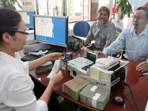 Khách hàng làm thủ tục vay vốn ngân hàng. Ảnh: Trần Việt (TTXVN)