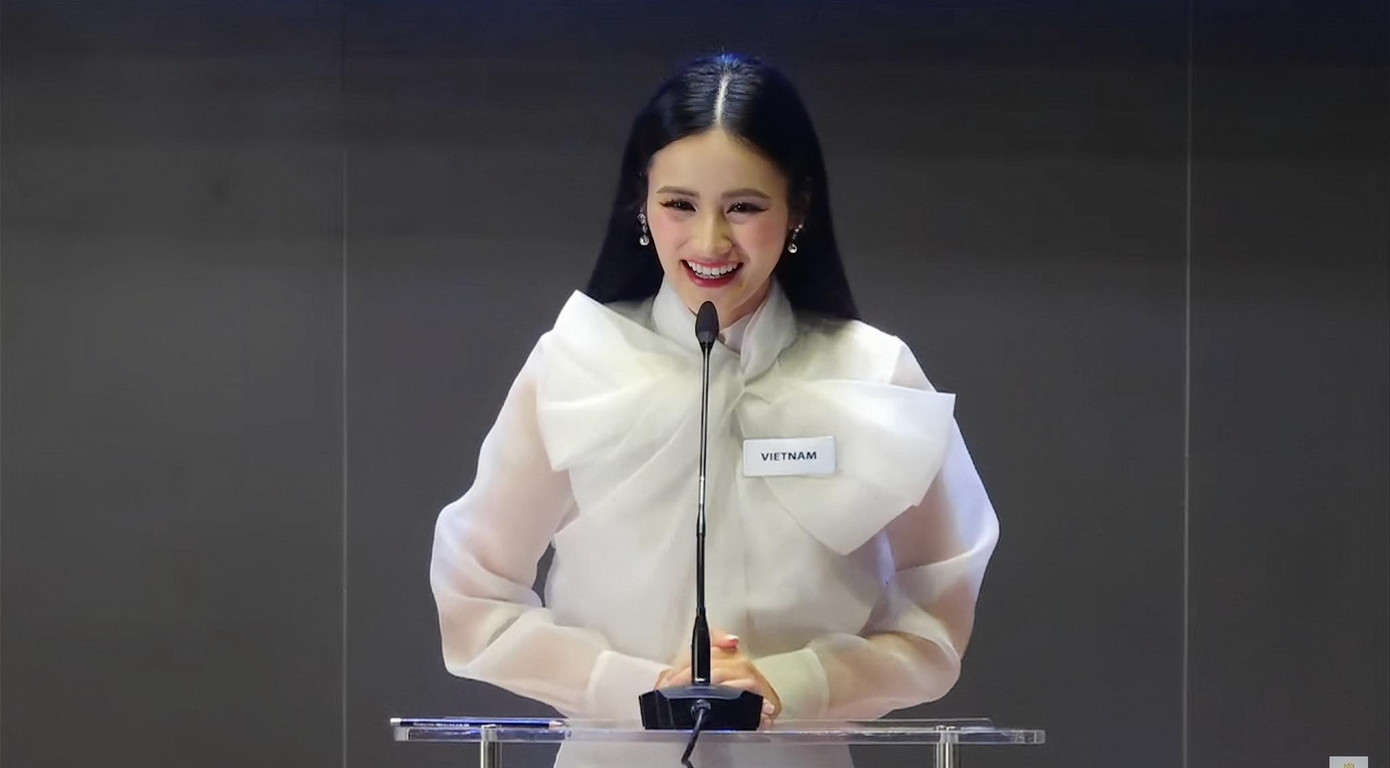 Ý Nhi trong phần thi Head to Head Challenge. Ý Nhi trong phần thi Head to Head Challenge.