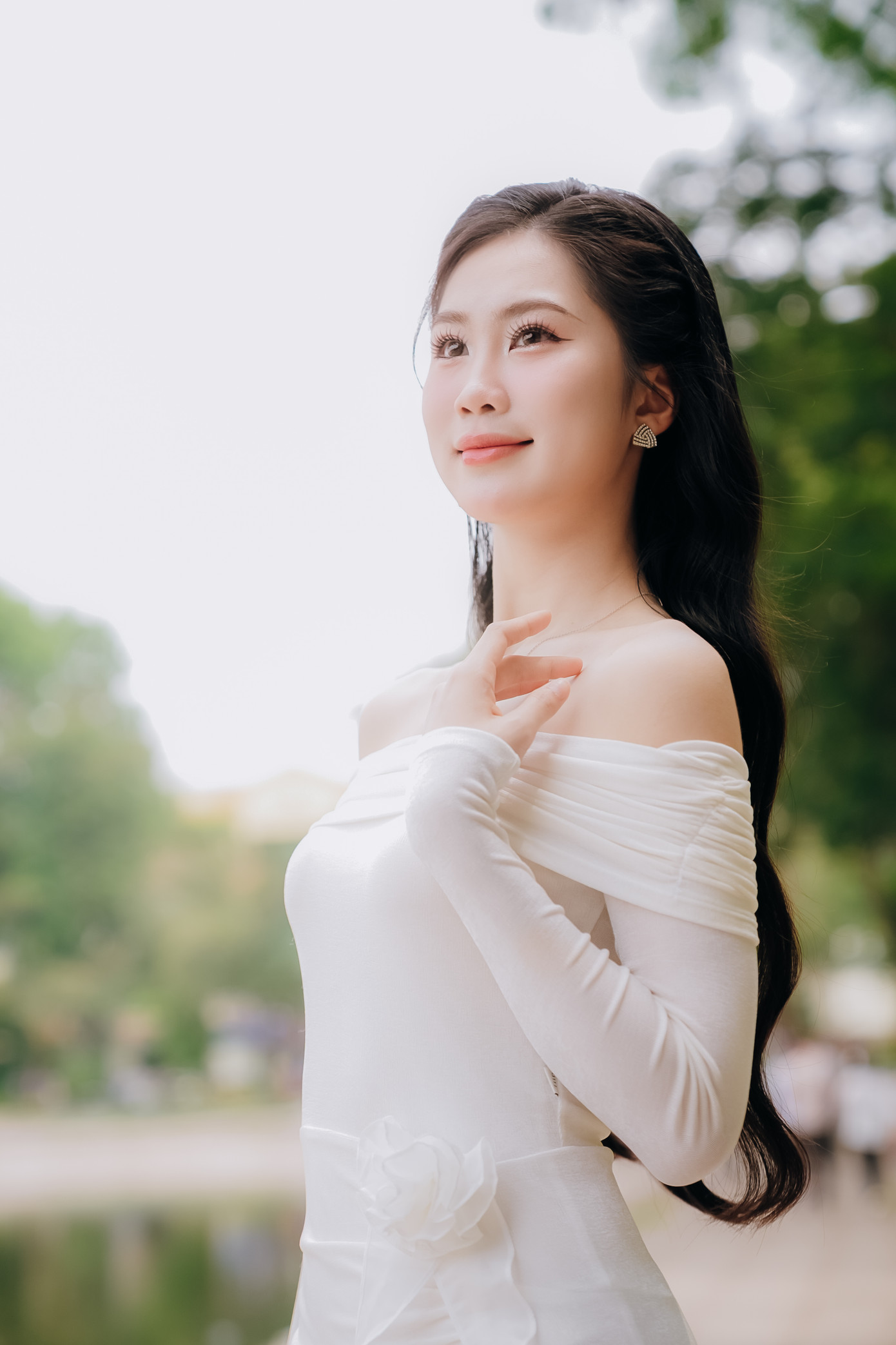 Đối với Thu Hằng, hoa hậu không chỉ là người có vẻ đẹp ngoại hình, mà còn là biểu tượng của sự tự tin, trách nhiệm và sức ảnh hưởng tích cực đối với xã hội. “Bản thân tôi đến với cuộc thi hoa hậu là mong mình có thể trưởng thành hơn, tích lũy được nhiều kinh nghiệm và kiến thức trong cuộc sống, để cống hiến cho cộng đồng và xã hội”, cô nói.