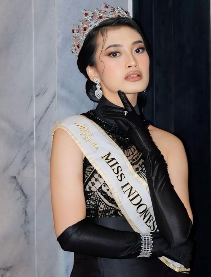 Trong thời gian học tập, Monica tham gia nhiều hoạt động ngoại khóa. Cô từng tham gia xây dựng làng nghệ thuật ở miền trung Java và cung cấp công nghệ cho một ngôi làng thông minh khác ở phía trung Java, Indonesia.