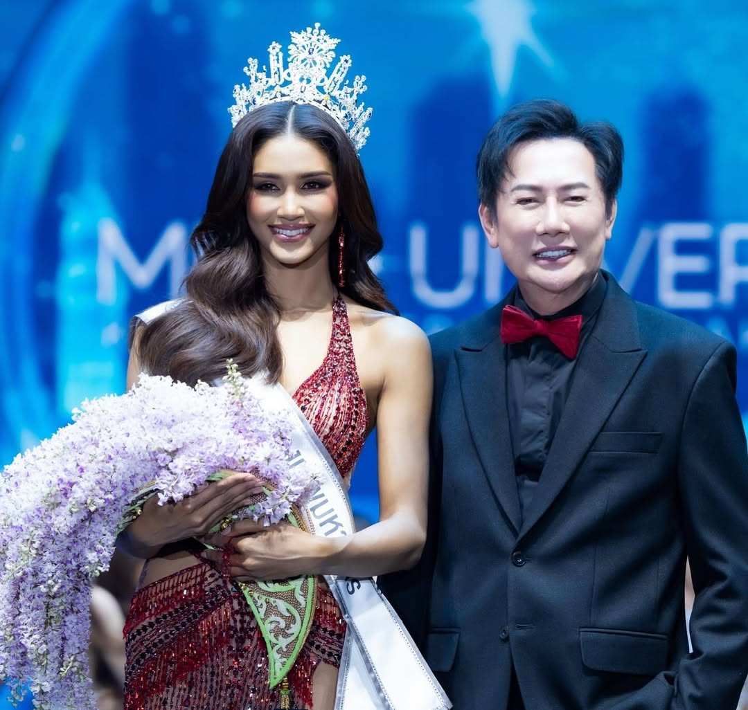 Ông Nawat trong chung kết Hoa hậu Hoàn vũ Bangkok 2025. Ông Nawat trong chung kết Hoa hậu Hoàn vũ Bangkok 2025.