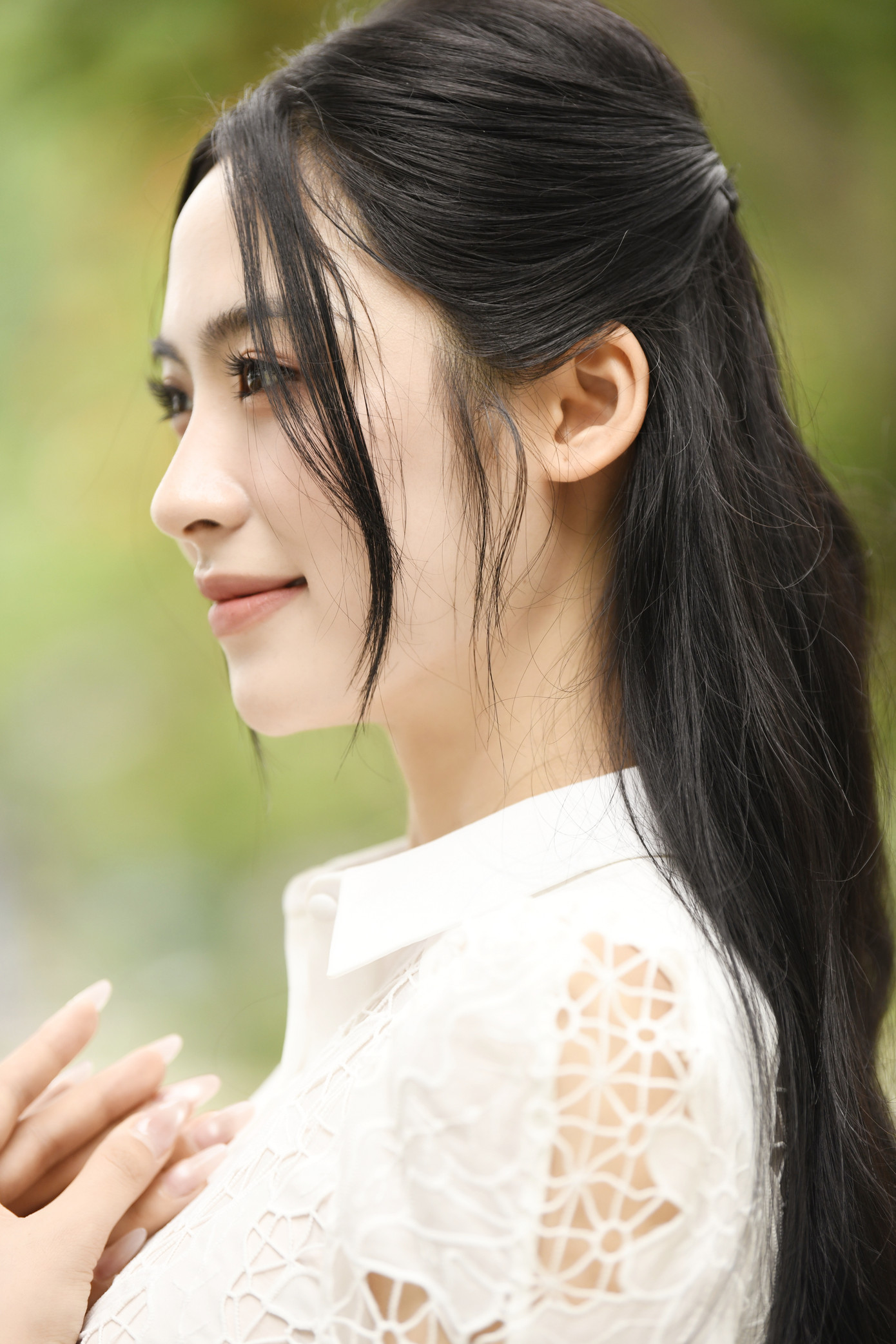 Vân Nhi nói cô hay nhận được những lời khen về nụ cười. “Tuy nhiên, tôi thấy mình cười hơi gượng, nhất là khi thấy máy quay, đôi khi tôi còn nói giọng địa phương, đó là những điều tôi cần cải thiện cho vòng chung kết”, cô nói.