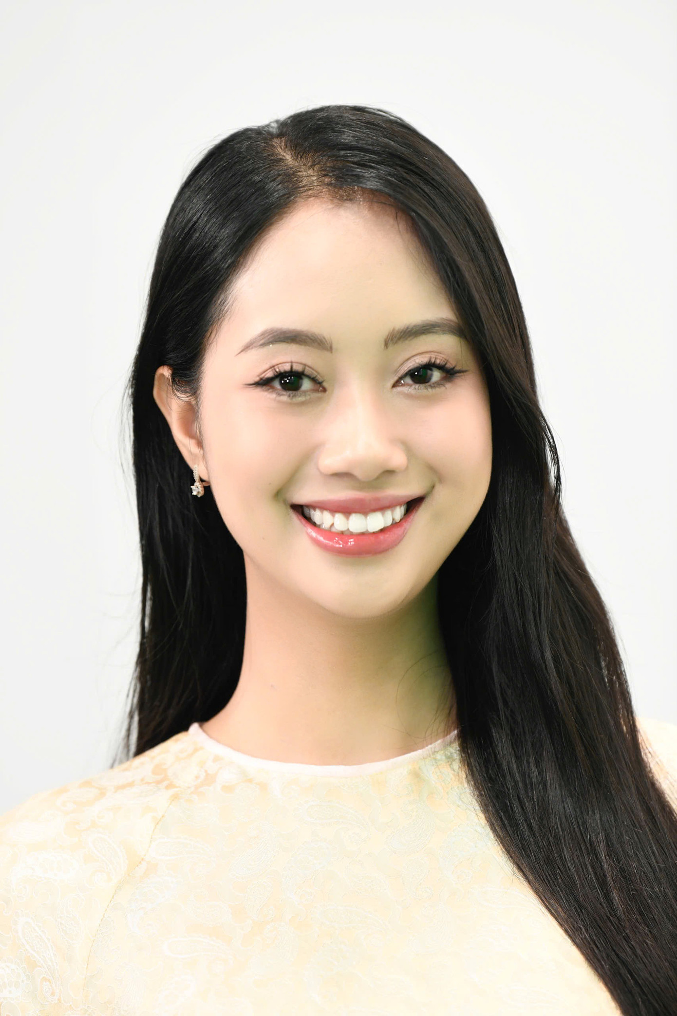 Bên cạnh đó, cô học cách tương tác tốt hơn với người đối diện. "Tôi chủ động giao tiếp bằng ánh mắt, cử chỉ và nụ cười để tạo thiện cảm, thay vì chỉ tập trung vào bài nói. Bên cạnh đó, tôi tập thêm các kỹ năng sân khấu như trình diễn, thần thái, nụ cười. Tất cả đều được hoàn thiện hơn nhờ các lớp học của Hoa Hậu Việt Nam. Tuy nhiên, vẫn còn nhiều điểm cần hoàn thiện nên tôi phải cố gắng hơn nữa", Mai Phương chia sẻ. Bên cạnh đó, cô học cách tương tác tốt hơn với người đối diện. "Tôi chủ động giao tiếp bằng ánh mắt, cử chỉ và nụ cười để tạo thiện cảm, thay vì chỉ tập trung vào bài nói. Bên cạnh đó, tôi tập thêm các kỹ năng sân khấu như trình diễn, thần thái, nụ cười. Tất cả đều được hoàn thiện hơn nhờ các lớp học của Hoa Hậu Việt Nam. Tuy nhiên, vẫn còn nhiều điểm cần hoàn thiện nên tôi phải cố gắng hơn nữa", Mai Phương chia sẻ.