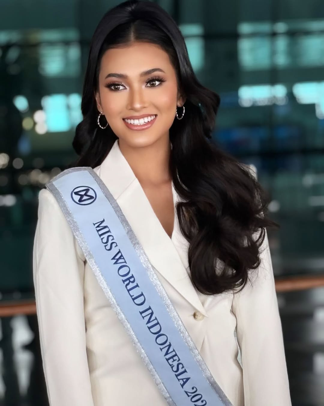 Trang chủ Hoa hậu Indonesia viết về người đẹp: “Monica muốn trở thành người tiên phong trong việc trao quyền cho phụ nữ, tuyên truyền giáo dục về bảo vệ môi trường trên khắp Indonesia bằng cách mở rộng khả năng tiếp cận giáo dục và mang lại cơ hội nghề nghiệp cho phụ nữ trên khắp đất nước”.