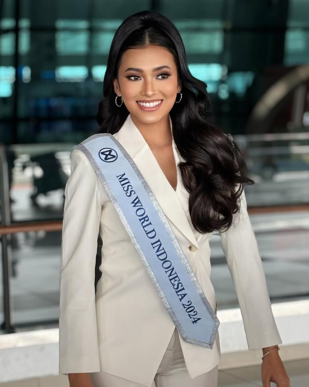 Trang chủ Hoa hậu Indonesia viết về người đẹp: “Monica muốn trở thành người tiên phong trong việc trao quyền cho phụ nữ, tuyên truyền giáo dục về bảo vệ môi trường trên khắp Indonesia bằng cách mở rộng khả năng tiếp cận giáo dục và mang lại cơ hội nghề nghiệp cho phụ nữ trên khắp đất nước”.