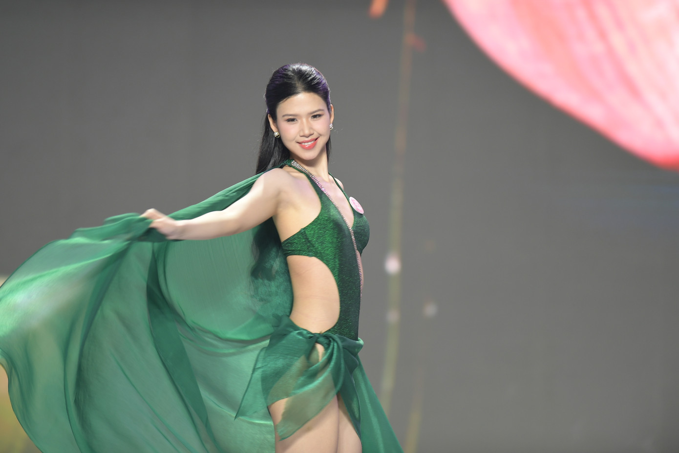 Bên cạnh niềm vui khi được xướng tên vào chung kết, Linh Đan thấy nuối tiếc vì chưa thể gửi lời chào đến tất cả những người bạn đã dừng chân ở chung khảo và buồn khi thấy các bạn khóc. "Nhưng tôi tin đây không phải là kết thúc mà là khởi đầu cho những điều tuyệt vời hơn ở phía trước. Tôi hy vọng những cô gái của top 41 Hoa hậu Việt Nam 2024 tiếp tục nỗ lực không ngừng để tỏa sáng và cống hiến nhiều hơn", cô chia sẻ.