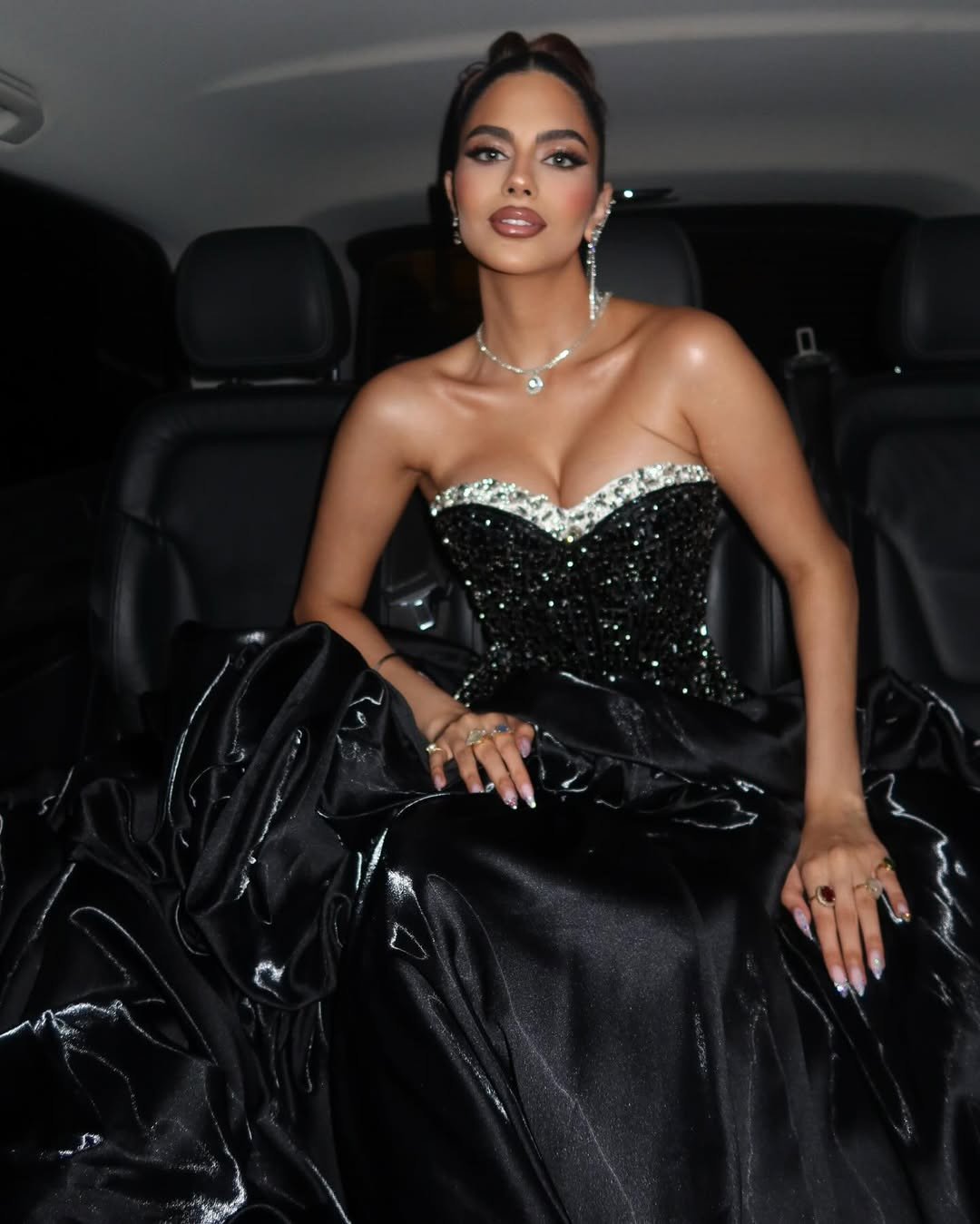 Rachel Gupta cũng tham dự Liên hoan phim Cannes 2025 nhưng sự xuất hiện của cô được cho là mờ nhạt so với dàn hoa hậu khác cũng khoe sắc trên thảm đỏ của sự kiện danh giá này. Độ nhận diện của Hoa hậu Hòa bình Quốc tế 2024 tại sự kiện quốc tế được nhận xét không cao.