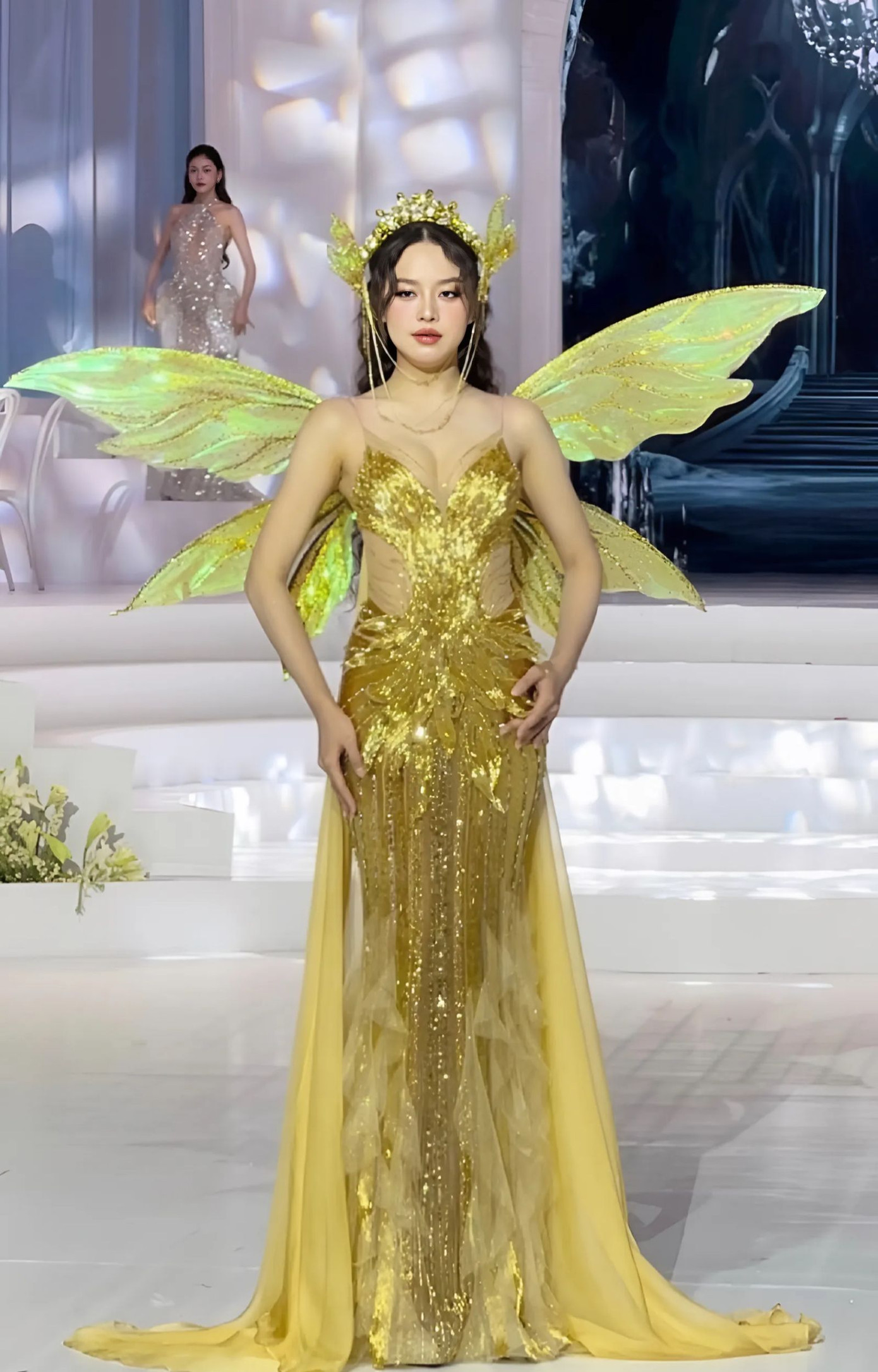 Hoa hậu Thanh Thủy trên sàn diễn thời trang tối 26/5.