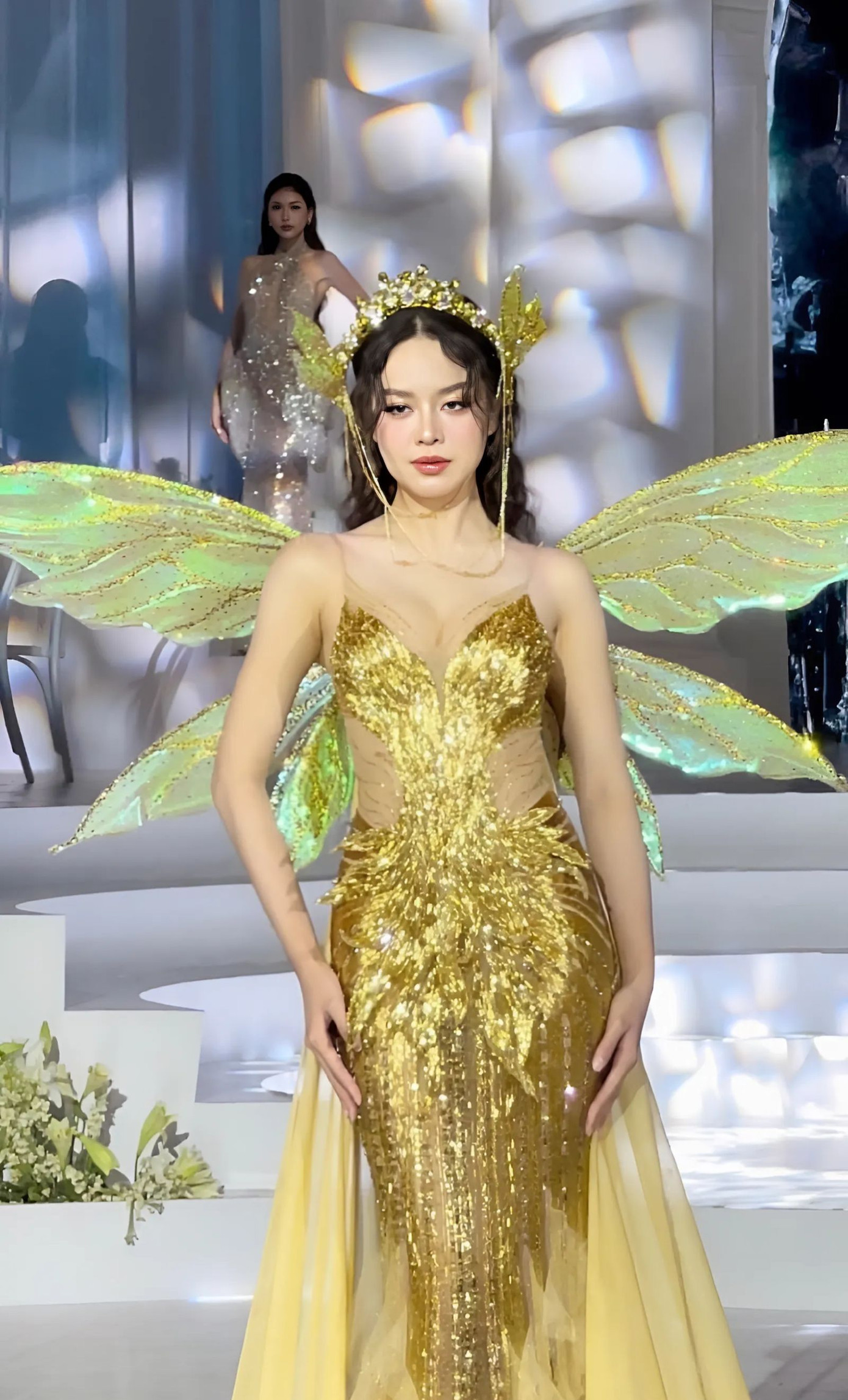 Hoa hậu Thanh Thủy trên sàn diễn thời trang tối 26/5.