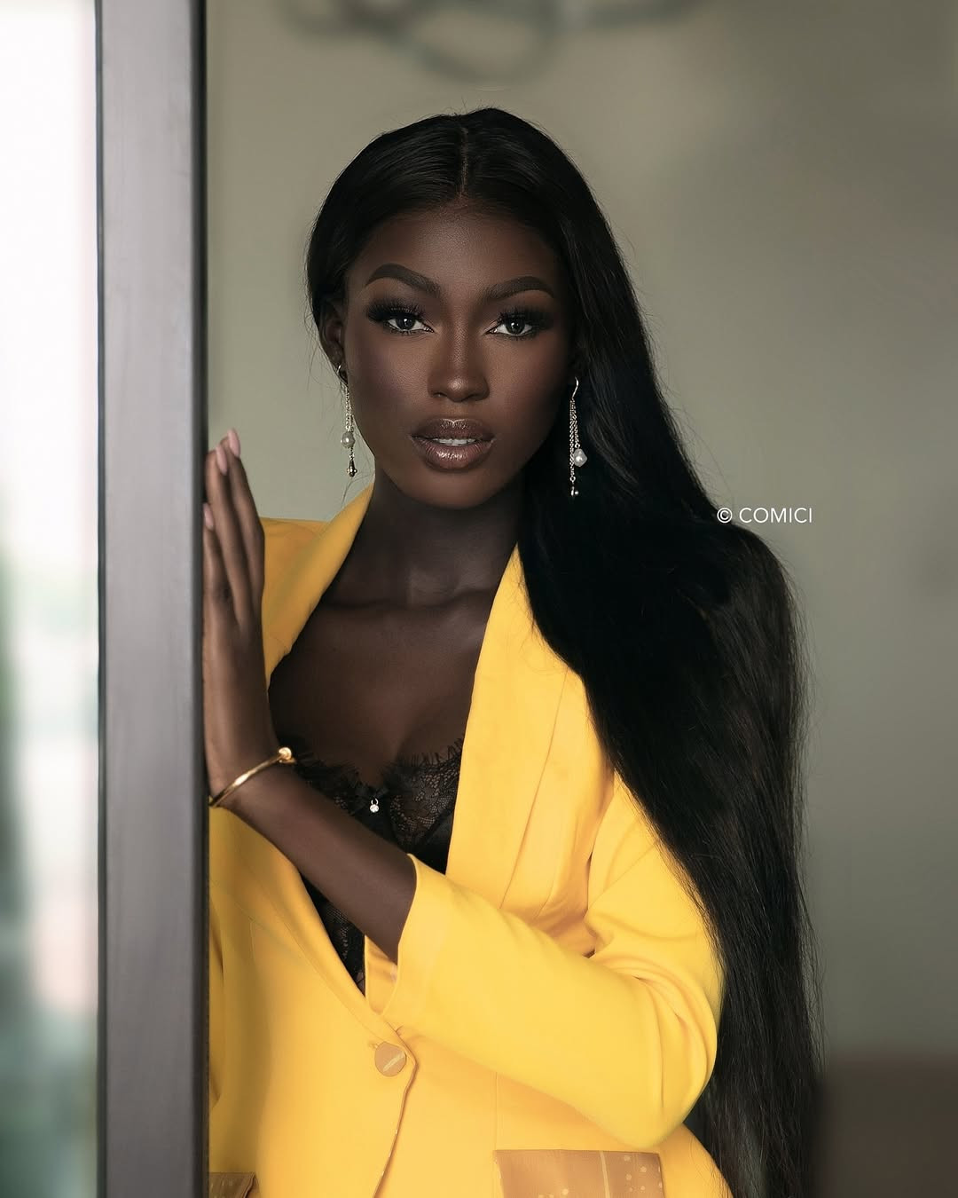 Fatoumata Coulibaly được các fan sắc đẹp ưu ái gọi là búp bê da màu, ngọc trai đen. Cô được kỳ vọng tiếp nối thành công của Olivia Yacé - Á hậu 2 Hoa hậu Thế giới 2021.