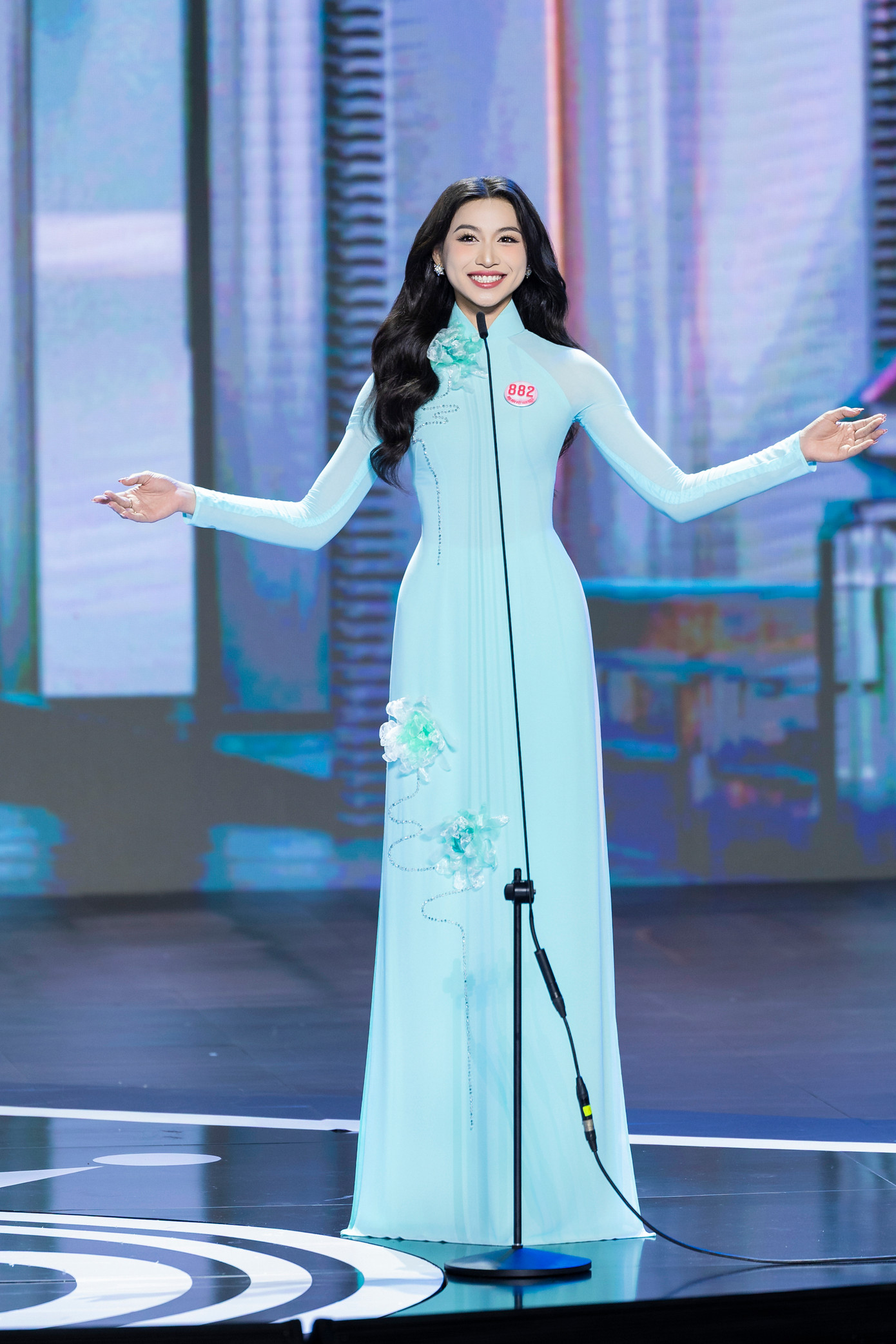 Trước giây phút được gọi tên, Thanh Xuân từng nghĩ nếu không được đi tiếp thì phải ngẩng cao đầu vì đã cố gắng hết sức. "Cuộc thi năm nay có nhiều thí sinh tài năng và xinh đẹp, nên tôi không dám chắc điều gì. Nhưng ở khoảnh khắc nghe tên mình vang lên, tôi biết rằng mọi sự cố gắng của mình đều xứng đáng", cô chia sẻ.