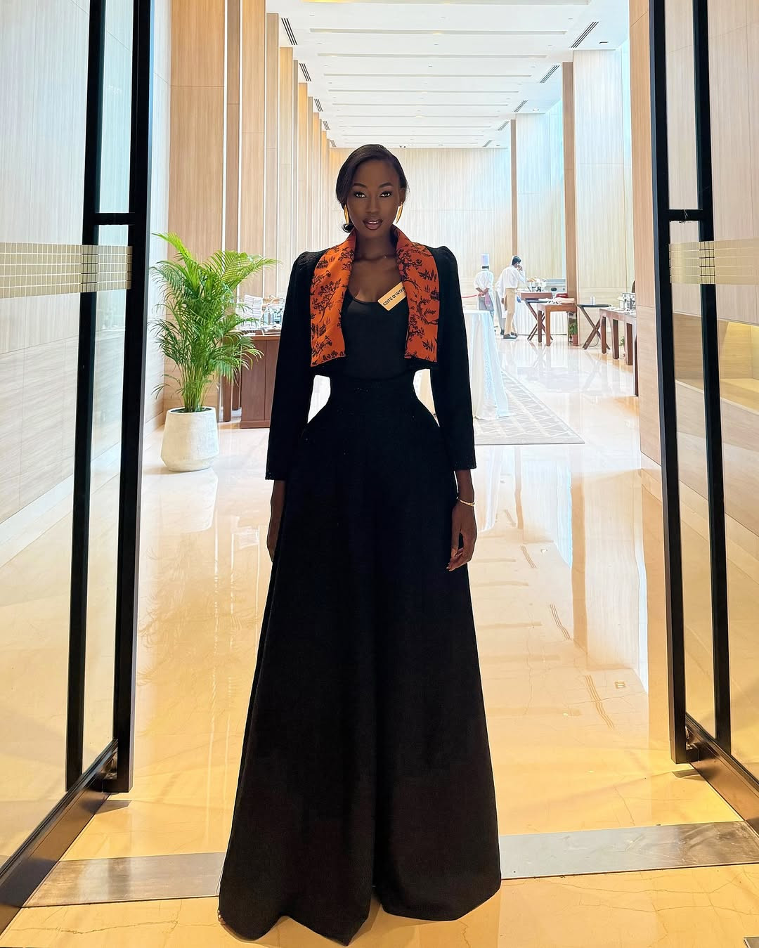 Với chiều cao nổi trội 1,85 m, Fatoumata Coulibaly dễ dàng chinh phục nhiều phong cách. Các thiết kế kín đáo, sang trọng được người đẹp Bờ Biển Ngà ưa chuộng.