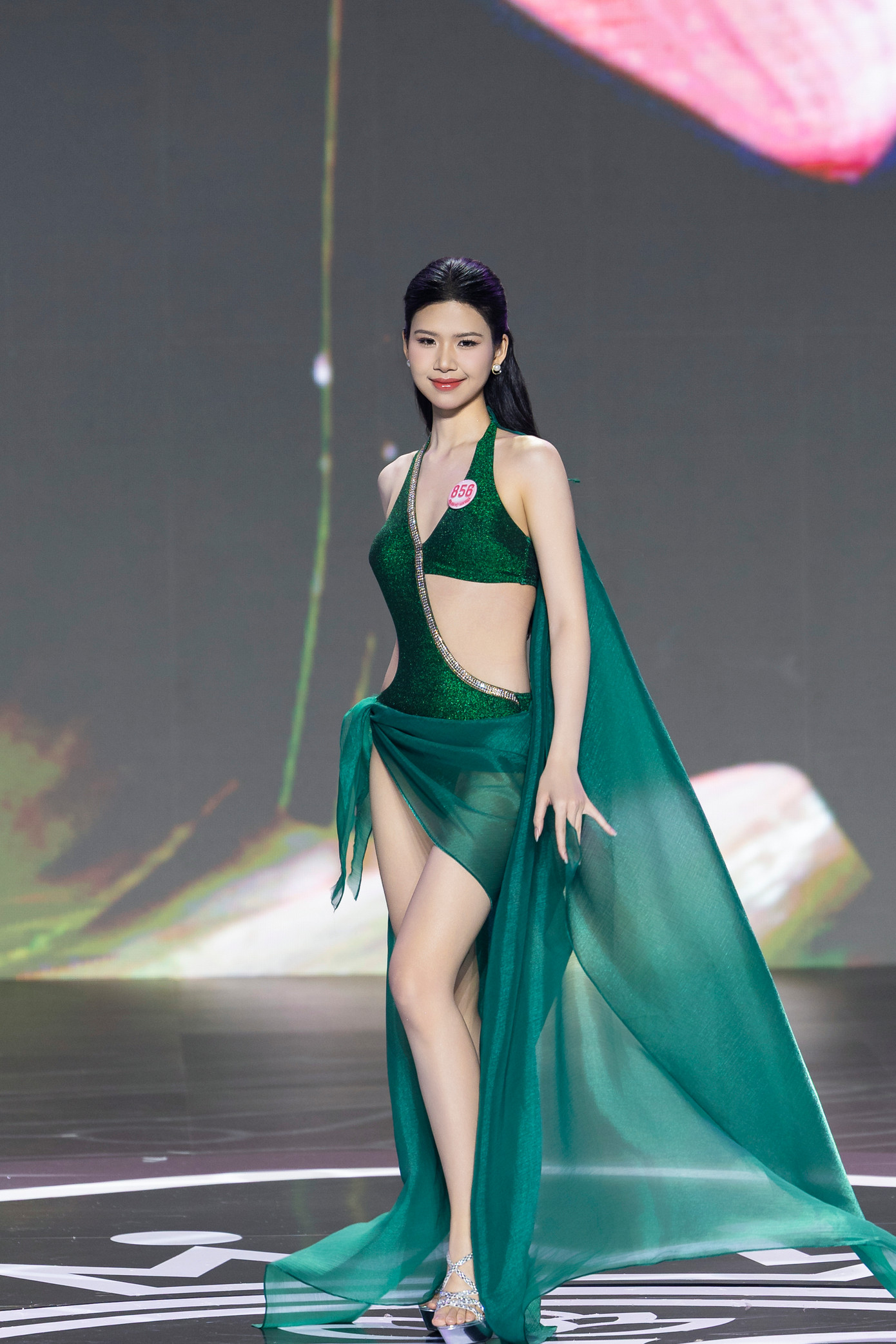 Linh Đan nói cô hiện đại nhưng vẫn hướng về chuẩn mực truyền thống, trẻ trung, năng động nhưng lại điềm tĩnh khi gặp thử thách.