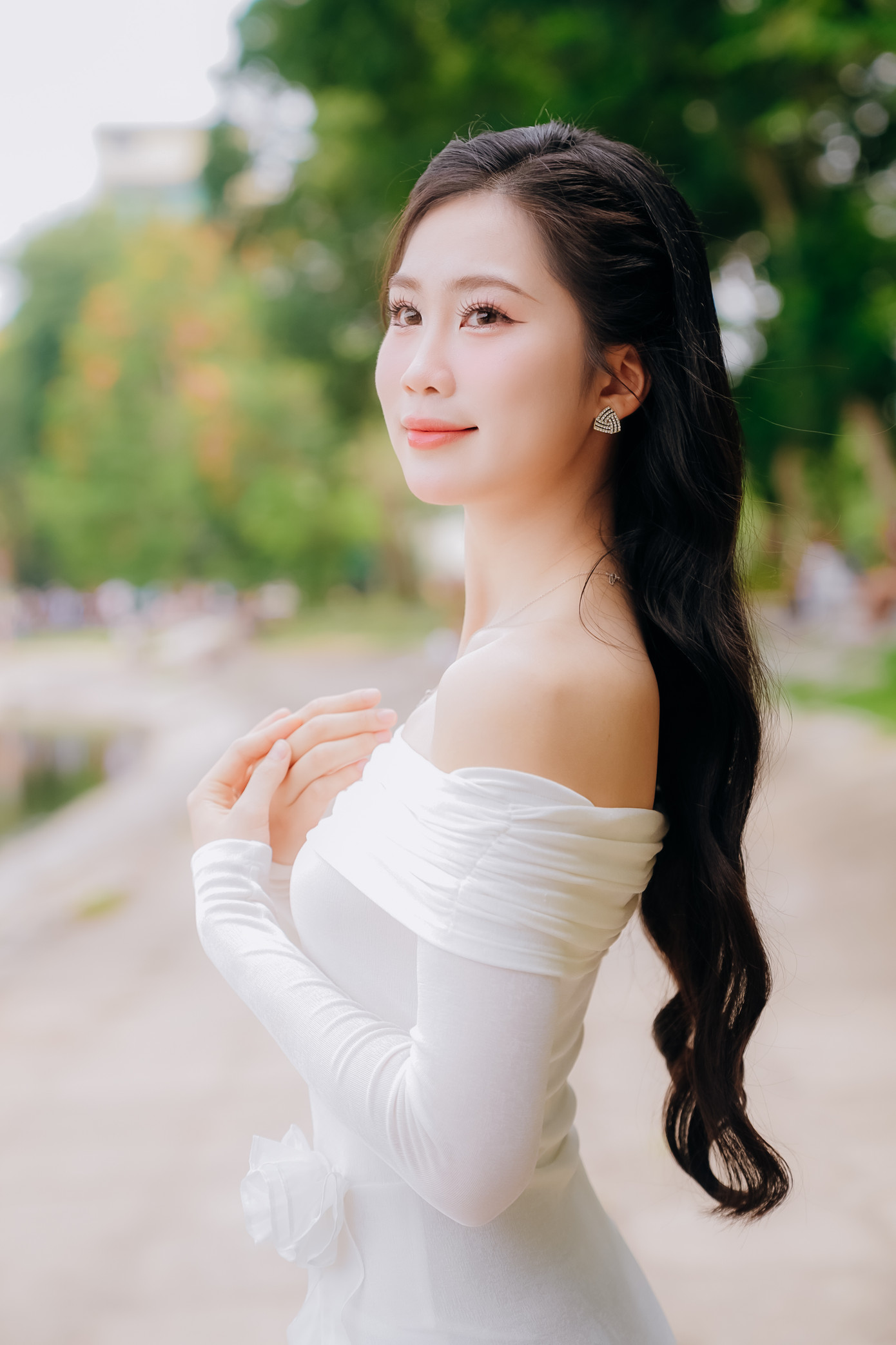 Đối với Thu Hằng, hoa hậu không chỉ là người có vẻ đẹp ngoại hình, mà còn là biểu tượng của sự tự tin, trách nhiệm và sức ảnh hưởng tích cực đối với xã hội. “Bản thân tôi đến với cuộc thi hoa hậu là mong mình có thể trưởng thành hơn, tích lũy được nhiều kinh nghiệm và kiến thức trong cuộc sống, để cống hiến cho cộng đồng và xã hội”, cô nói.