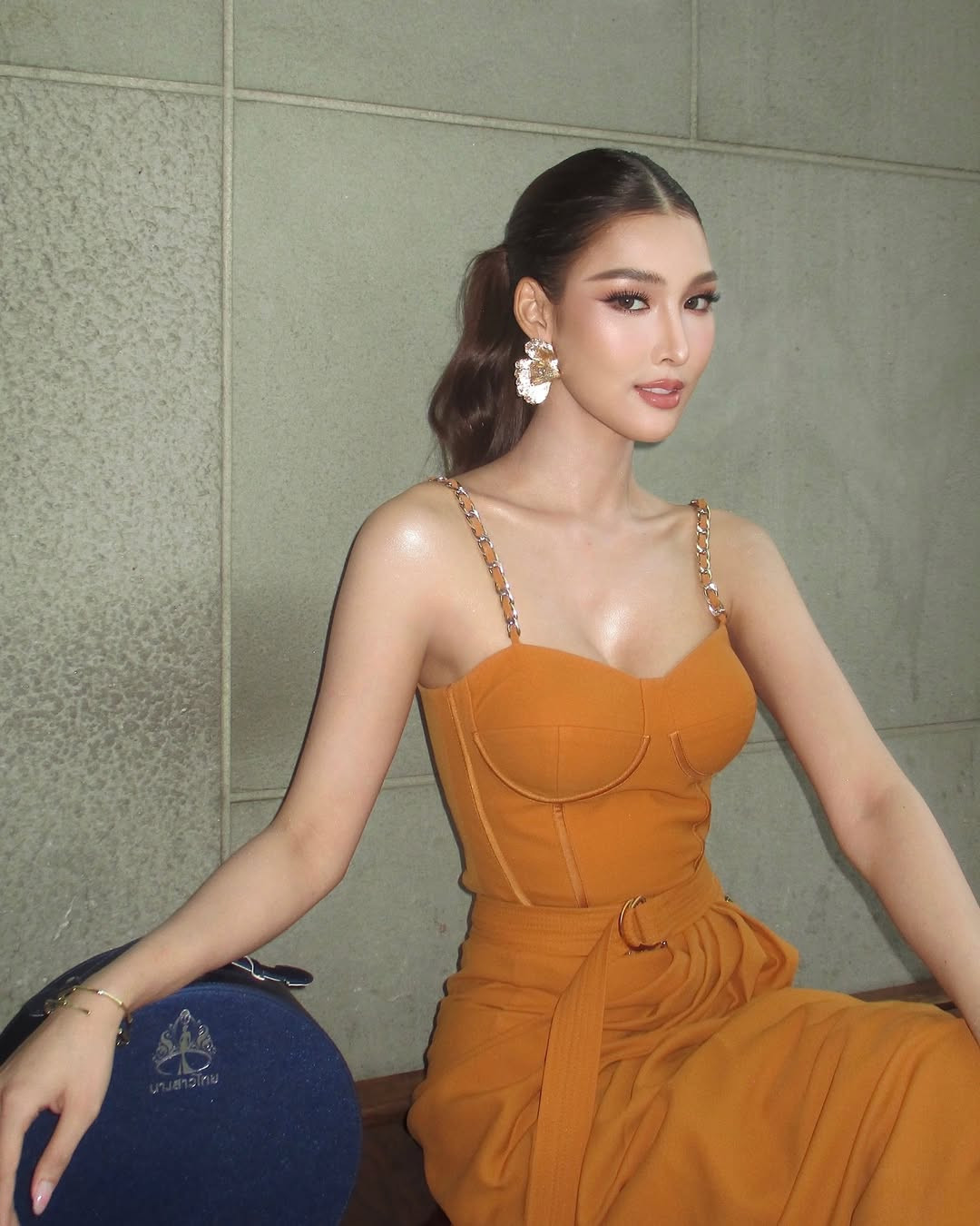 Trong quá trình dự thi Hoa hậu Thái Lan 2025, Mooham Chotnapa Kaewjarun gây chú ý với câu chuyện đau lòng khi bạn trai cô bất ngờ qua đời. Người đẹp đã bước qua mất mát để tiếp tục chinh phục ngôi vị cao nhất của cuộc thi. Câu chuyện của Mooham Chotnapa Kaewjarun đã truyền cảm hứng cho nhiều khán giả.