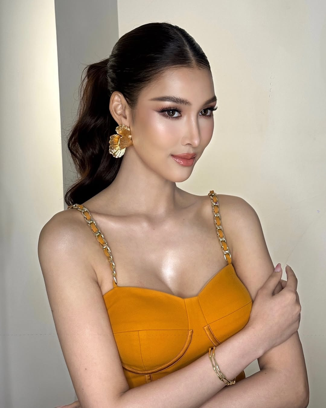 Trong quá trình dự thi Hoa hậu Thái Lan 2025, Mooham Chotnapa Kaewjarun gây chú ý với câu chuyện đau lòng khi bạn trai cô bất ngờ qua đời. Người đẹp đã bước qua mất mát để tiếp tục chinh phục ngôi vị cao nhất của cuộc thi. Câu chuyện của Mooham Chotnapa Kaewjarun đã truyền cảm hứng cho nhiều khán giả.