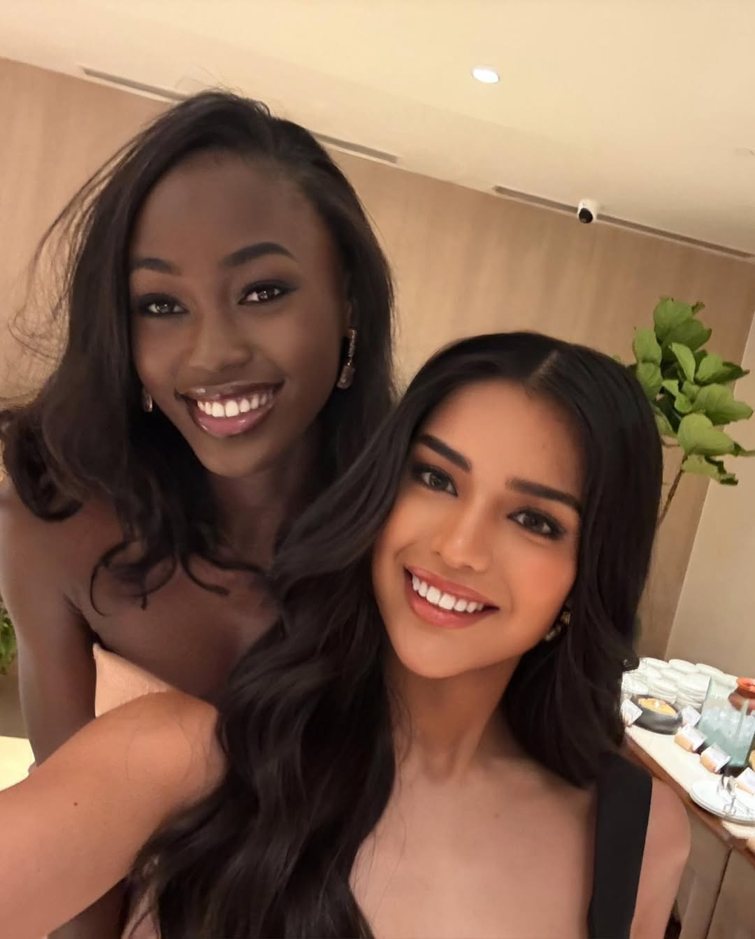 Fatoumata Coulibaly luôn nổi bật khi đọ sắc cùng dàn thí sinh nhờ chiều cao nổi bật. Tuy nhiên, nhan sắc của Fatoumata Coulibaly trong những bức ảnh được thí sinh khác đăng tải gây tranh cãi. Nhiều người cho rằng người đẹp không thực sự lung linh như trong những bức ảnh mà cô đã chỉnh sửa và tự đăng tải trên trang cá nhân. Trong một bức ảnh chụp cùng nhiều thí sinh, trong đó có đại diện Việt Nam - Ý Nhi, Fatoumata Coulibaly bị chê nhợt nhạt, kém sắc.