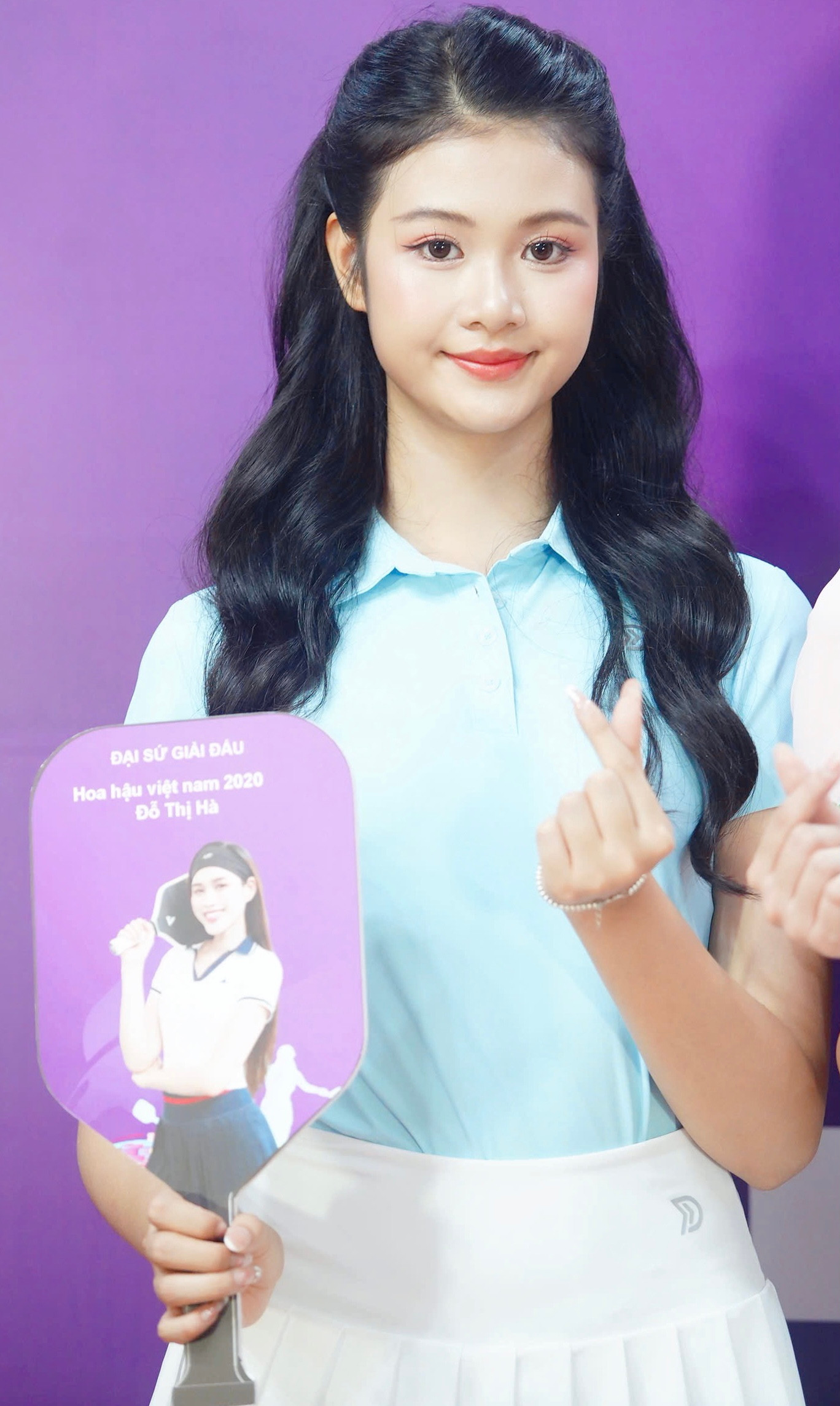 Thí sinh Hồ Ngọc Phương Linh khoe vẻ tươi tắn trong trang phục thể thao. Cô cho biết được bố mẹ ủng hộ, đầu tư học nhiều môn thể thao từ nhỏ như bóng rổ, bơi lội, cờ vua... &quot;Tôi đã làm quen với nhiều môn thể thao từ bé. Là người yêu thích những điều mới mẻ, tôi cũng có ý định thử sức với Pickleball. Tôi nghĩ mình sẽ không gặp nhiều khó khăn vì có sức bền, sự dẻo dai&quot;, Phương Linh nói.