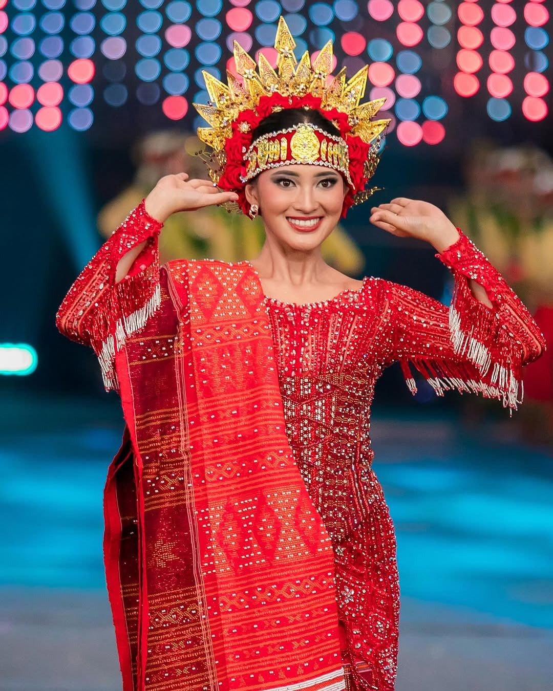 Monica Kezia trình diễn vũ điệu truyền thống tại lễ khai mạc Hoa hậu Thế giới 2025 ở Ấn Độ hôm 10/5.