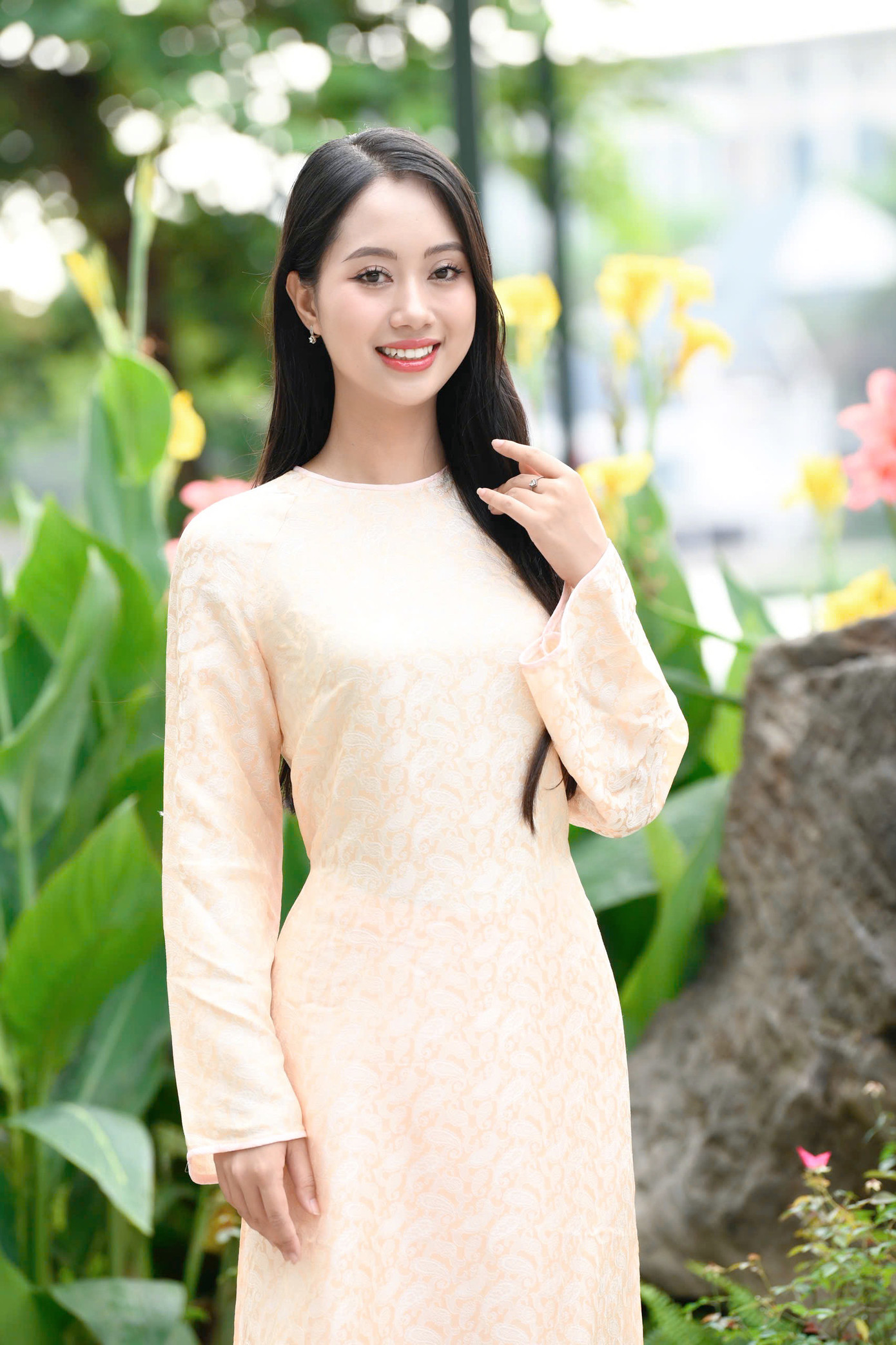 Mai Phương nói cô thấy tất cả thí sinh đều xứng đáng. "Các bạn đều nổi bật, năng động, không chỉ có vẻ đẹp ngoại hình mà còn giỏi giang và nhân ái. Tôi nghĩ ban giám khảo đã rất khó khăn để có thể lựa chọn ra 25 cô gái vào vòng chung kết", cô nói. Mai Phương đã nghĩ đến trường hợp sẽ không được bước tiếp. "Nhưng dù kết quả ra sao thì Hoa Hậu Việt Nam cũng là một hành trình thật đẹp, ý nghĩa và rạng rỡ trong thanh xuân của tôi", cô chia sẻ. Mai Phương nói cô thấy tất cả thí sinh đều xứng đáng. "Các bạn đều nổi bật, năng động, không chỉ có vẻ đẹp ngoại hình mà còn giỏi giang và nhân ái. Tôi nghĩ ban giám khảo đã rất khó khăn để có thể lựa chọn ra 25 cô gái vào vòng chung kết", cô nói. Mai Phương đã nghĩ đến trường hợp sẽ không được bước tiếp. "Nhưng dù kết quả ra sao thì Hoa Hậu Việt Nam cũng là một hành trình thật đẹp, ý nghĩa và rạng rỡ trong thanh xuân của tôi", cô chia sẻ.