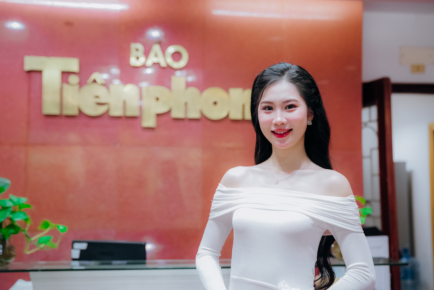 Thí sinh Nguyễn Thị Thu Hằng, SBD 926, sinh năm 2006, đến từ Thanh Hóa. Cô cao 1,75 m, số đo ba vòng 78-59-91 cm. Thu Hằng là sinh viên Đại học Kinh tế Quốc dân Hà Nội, đã được kết nạp Đảng năm 2024, có nhiều tài lẻ như dẫn chương trình, ca hát... Thu Hằng từng đạt danh hiệu á khôi 1 cuộc thi Sinh viên Thanh lịch Toàn quốc năm 2024. Cô đang cố gắng nâng cao trình độ tiếng Anh để trở thành MC song ngữ.