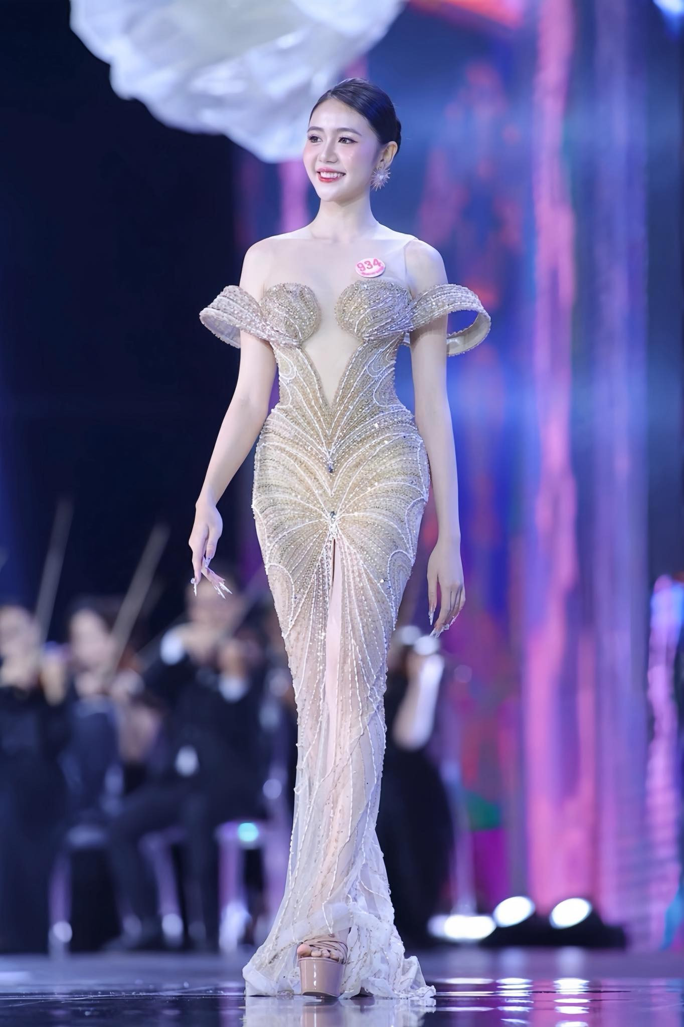 Trong một cuộc thi nhan sắc, ai cũng đẹp theo cách riêng của mình. Theo Mỹ Dung, để thật sự khác biệt, điều quan trọng là trái tim biết lắng nghe và trí tuệ biết thấu hiểu.