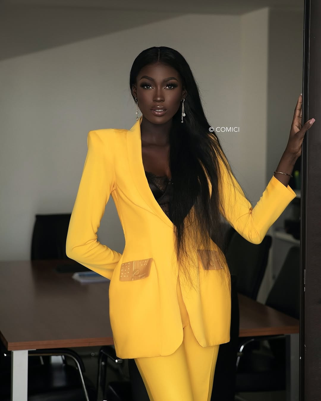 Fatoumata Coulibaly được các fan sắc đẹp ưu ái gọi là búp bê da màu, ngọc trai đen. Cô được kỳ vọng tiếp nối thành công của Olivia Yacé - Á hậu 2 Hoa hậu Thế giới 2021.