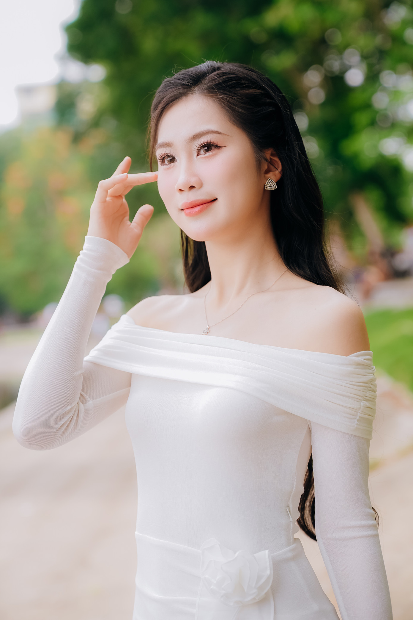 “Ngoài ra, hoa hậu thường có vai trò truyền cảm hứng, đóng góp vào các hoạt động cộng đồng và những vấn đề xã hội quan trọng. Vậy nên, hoa hậu không chỉ đơn thuần là một danh hiệu mà còn là một hành trình tạo ảnh hưởng tích cực”, cô chia sẻ thêm.