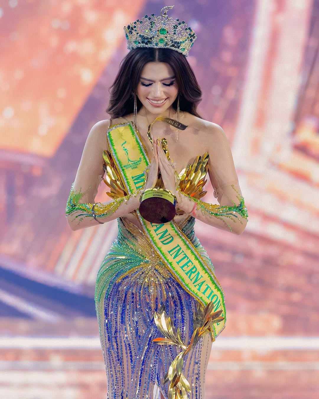 Chiều 28/5, ban tổ chức Miss Grand International (MGI) ra thông báo tước vương miện Hoa hậu Hòa bình Quốc tế 2024 của người đẹp Ấn Độ Rachel Gupta. Lý do MGI đưa ra là cô không hoàn thành nhiệm vụ được giao, tham gia vào các dự án bên ngoài mà không được tổ chức chấp thuận trước và từ chối tham gia chuyến đi đến Guatemala. Trong khi đó, ông Nawat chia sẻ thái độ về vụ việc: "Cô ấy không chịu làm việc và là người tạo ra rắc rối".