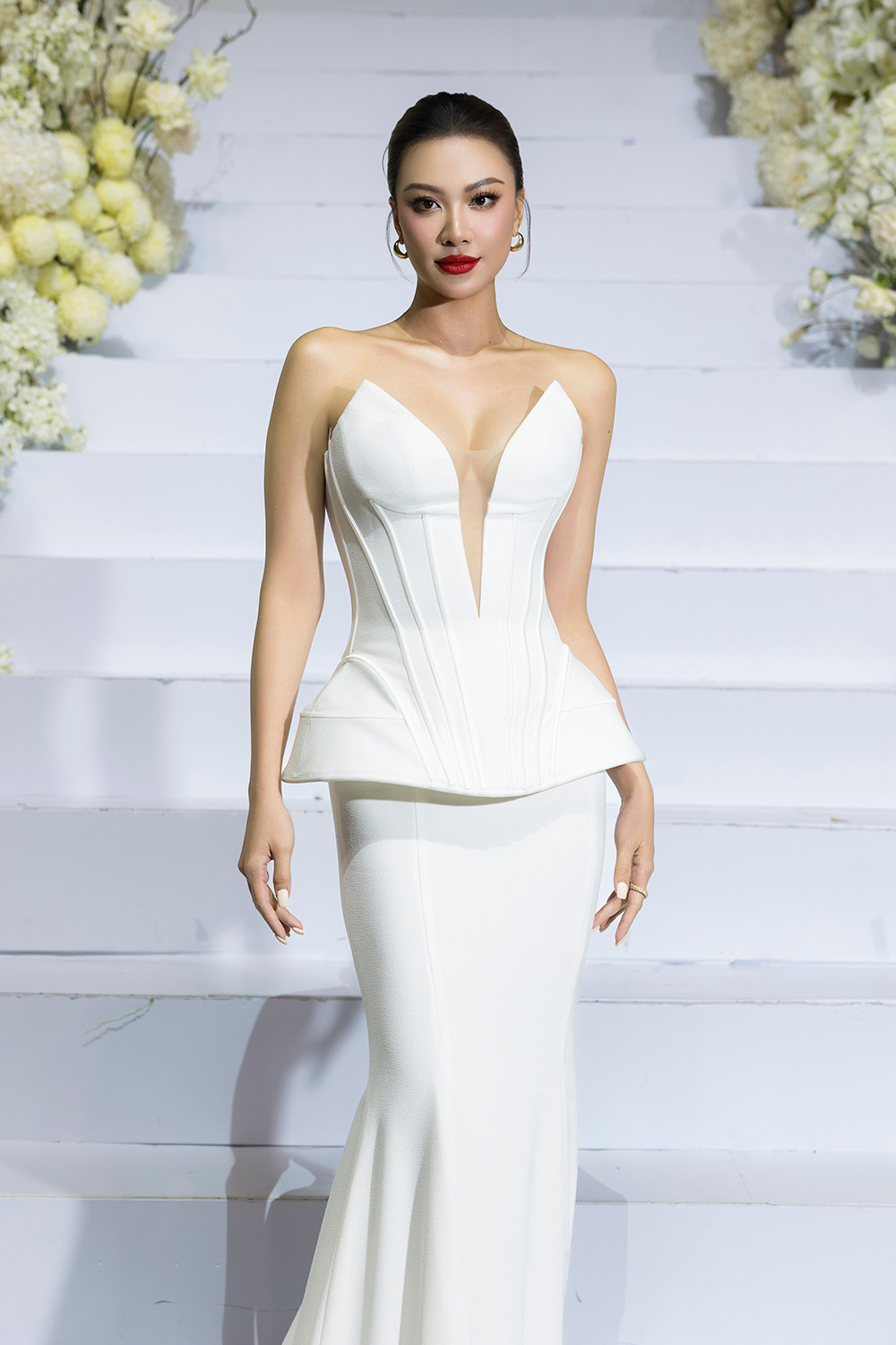 Á hậu Phương Anh, Kim Duyên, Kiều Loan cùng diện sắc trắng thanh lịch.