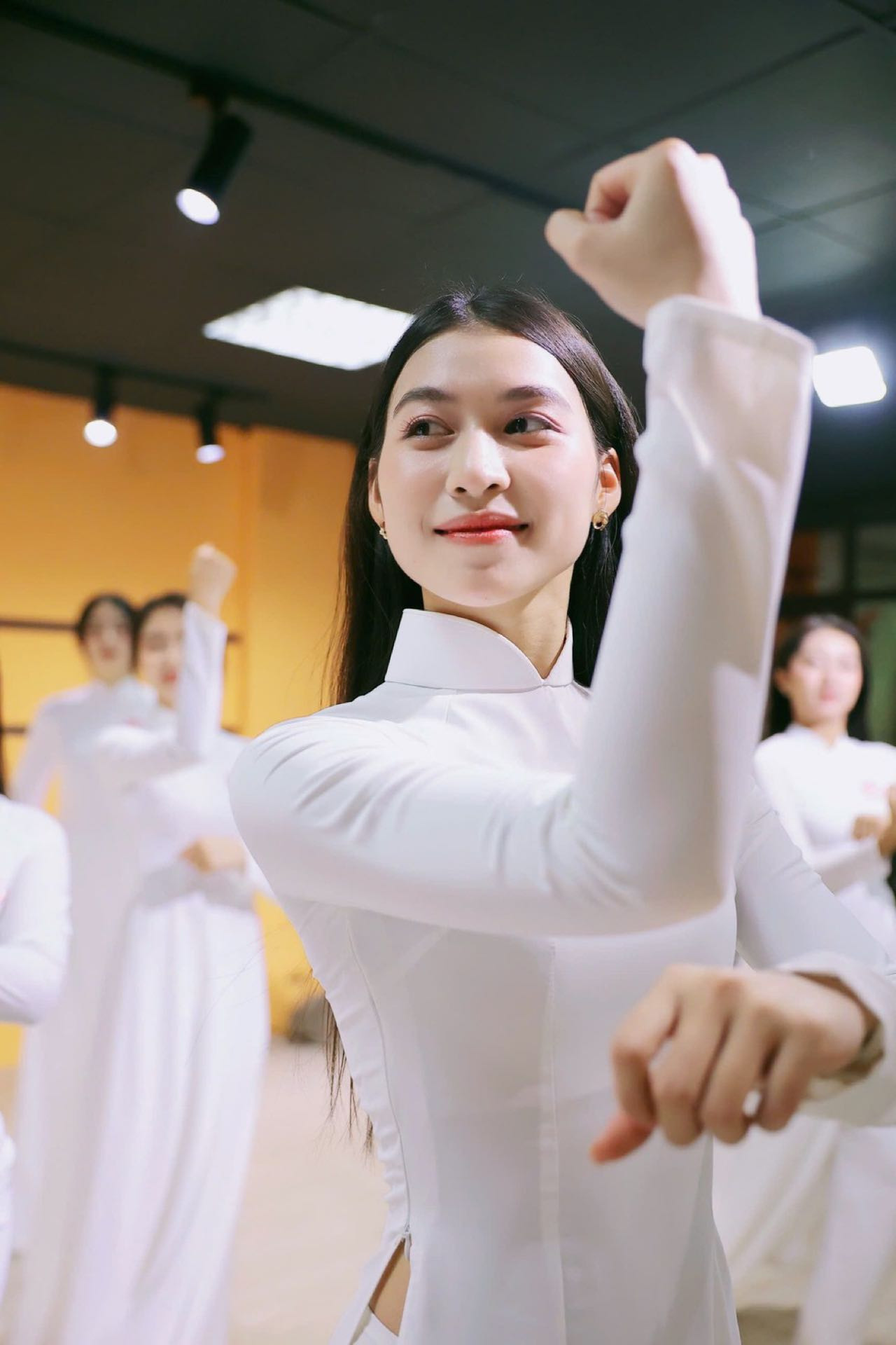 "Với tôi, đây không chỉ là cơ hội để thể hiện bản thân mà còn là dịp đặc biệt để quảng bá vẻ đẹp văn hóa, con người và hình ảnh Huế đến với bạn bè trong và ngoài nước. Tôi hy vọng sự chuẩn bị nghiêm túc và tình yêu lớn dành cho quê hương giúp mình tỏa sáng theo cách riêng của người con gái xứ Huế", người đẹp chia sẻ.