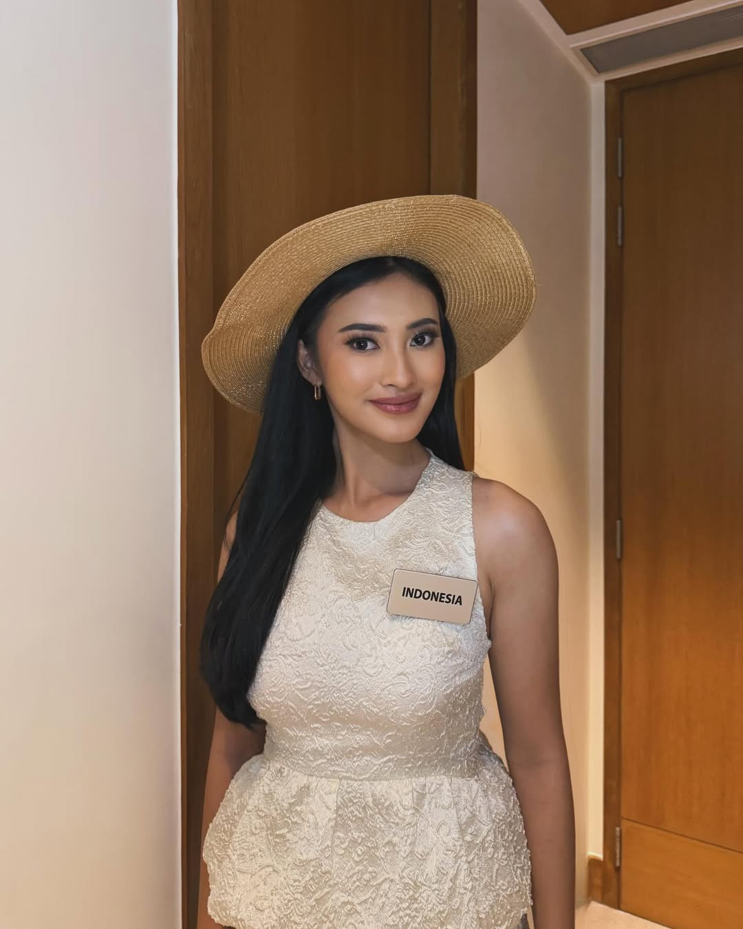 Monica sinh năm 2002, là con út trong gia đình có hai anh chị em. Cô đã tốt nghiệp Đại học Diponegoro, chuyên ngành Kỹ thuật Hóa học.