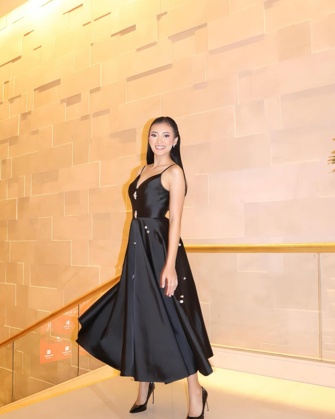 Trước đó, người đẹp Estonia giành chiến thắng ở phần thi thể thao và giành tấm vé vào thẳng top 10 của khu vực châu Âu, đồng thời là thí sinh đầu tiên lọt vào chung kết của cuộc thi.