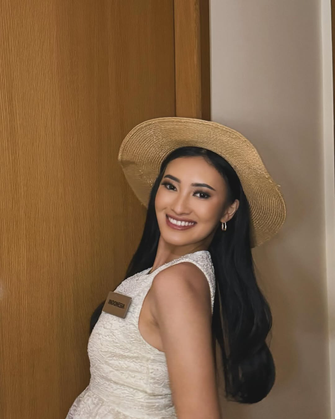 Monica sinh năm 2002, là con út trong gia đình có hai anh chị em. Cô đã tốt nghiệp Đại học Diponegoro, chuyên ngành Kỹ thuật Hóa học.