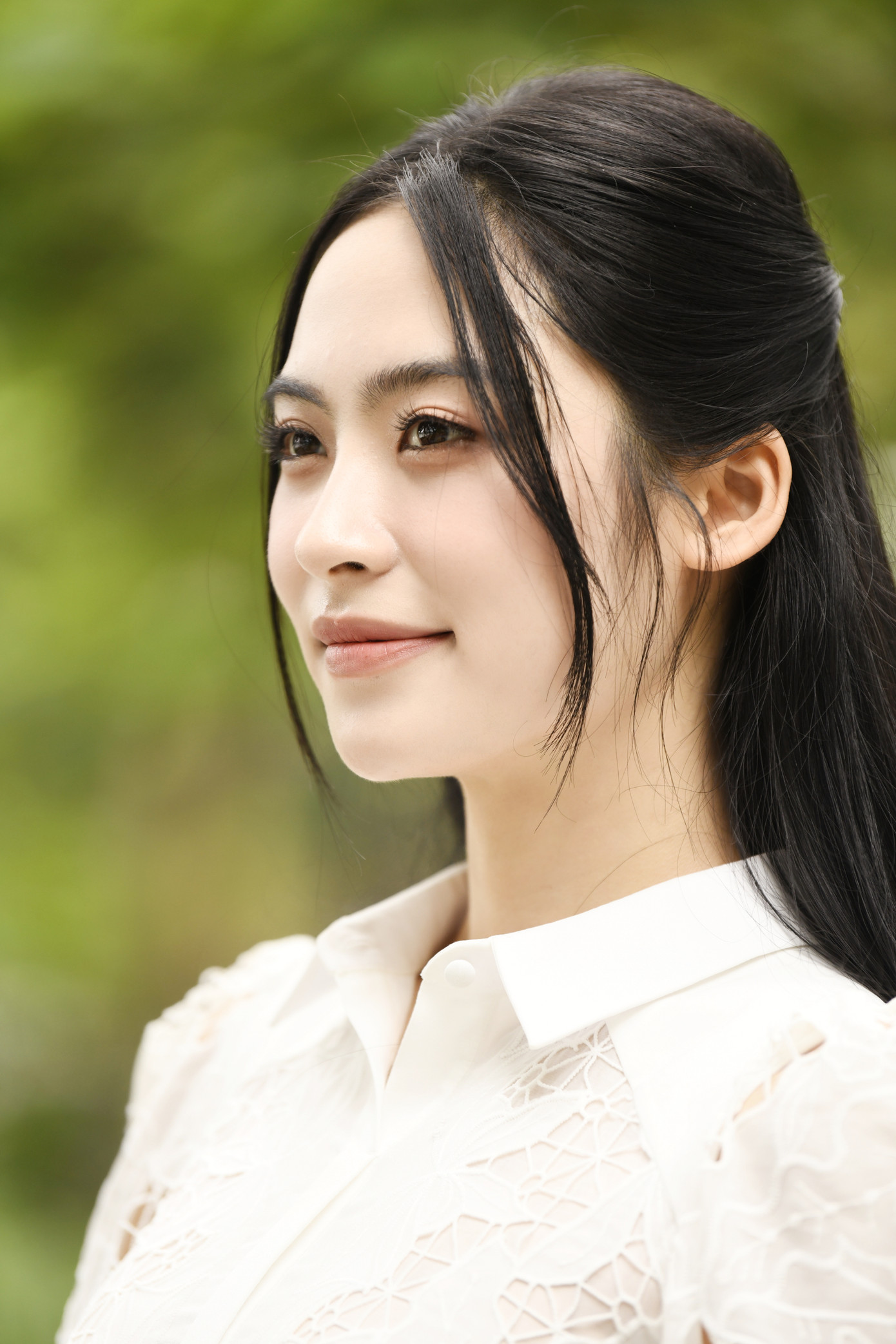 Trong quá trình tham gia Hoa hậu Việt Nam, Vân Nhi được bố mẹ sát cánh ủng hộ. “Em trai thường xuyên quan tâm, hỏi han trong lúc tôi đi thi. Em hay gọi điện và nói rằng lớp em có 35 bạn và ngày hôm nay tất cả đều bình chọn cho tôi một phiếu miễn phí. Điều đó khiến tôi vô cùng xúc động”, cô chia sẻ.