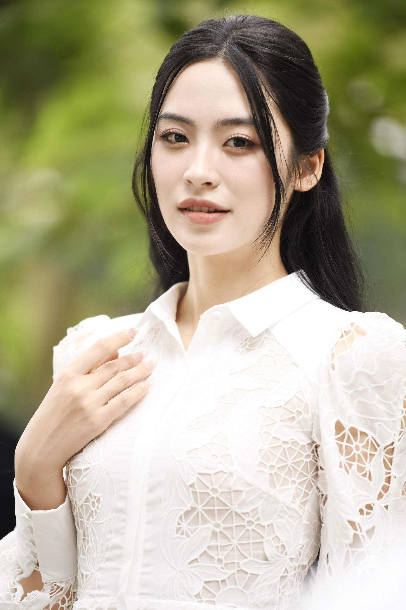 Tham gia cuộc thi, Vân Nhi có nhiều kỷ niệm đẹp với các thí sinh. Khi chứng kiến nhiều thí sinh dừng chân ở chung khảo, cô rất buồn. “Tôi nhớ quãng thời gian chúng tôi cùng tập luyện, được đi đến nhiều nơi, trải nghiệm ẩm thực - văn hoá ở những vùng đất mới. Kỷ niệm tôi nhớ nhất là khi chúng tôi đến với mảnh đất Quảng Trị thiêng liêng”, cô chia sẻ.