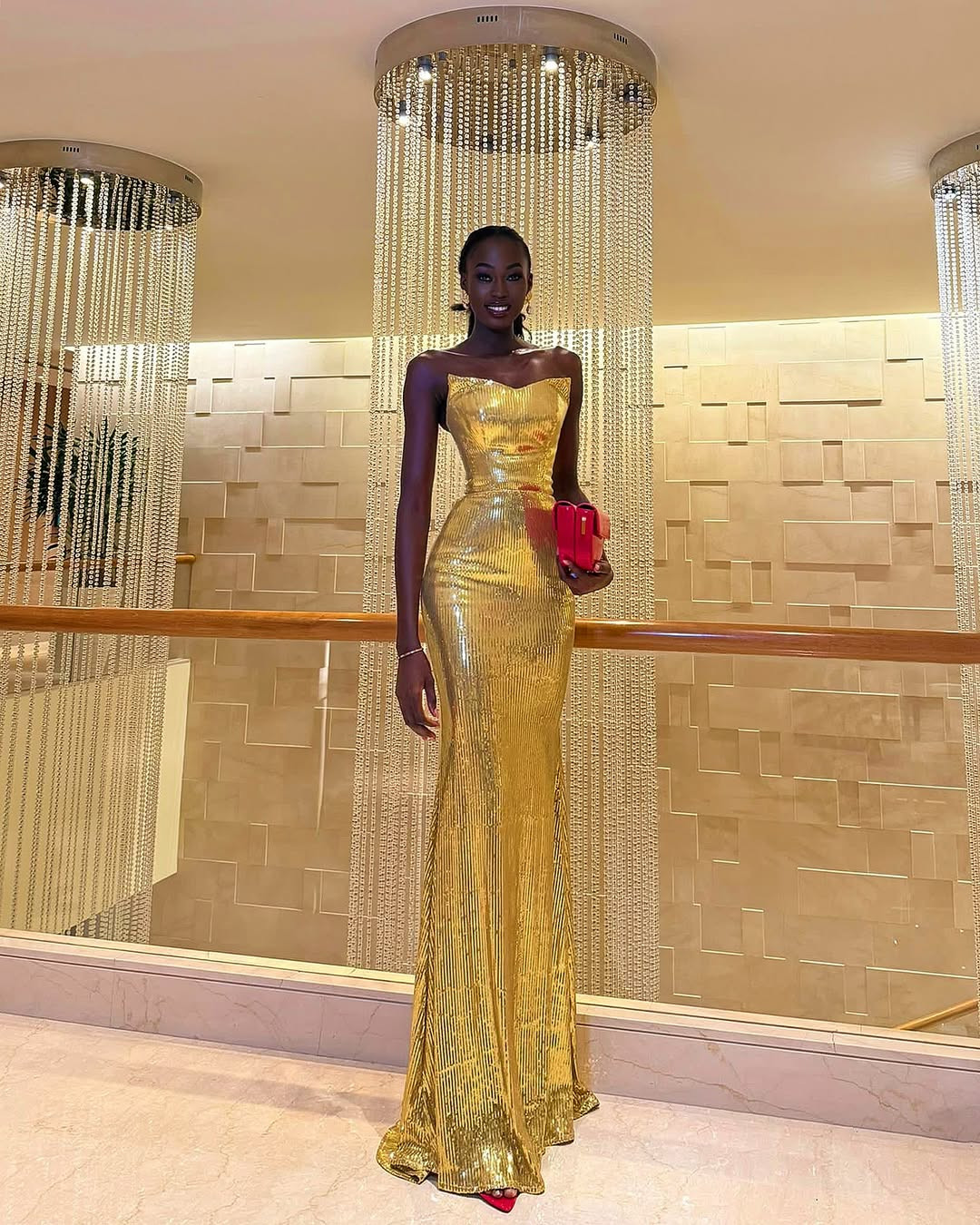 Thiết kế váy dạ hội tông màu vàng gold sang trọng mang lại vẻ ngoài lộng lẫy cho Fatoumata Coulibaly. Bên cạnh đôi chân dài, người đẹp còn thế mạnh là vòng eo thon thả.