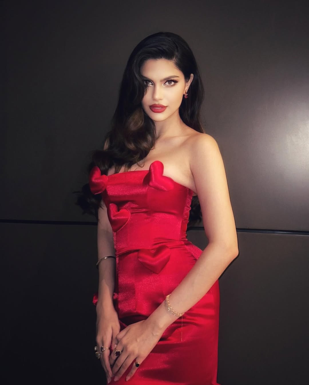 Rachel Gupta còn vướng vào thế khó do cô và ông Nawat vướng tranh chấp hợp đồng với Glamanand Supermodel India - đơn vị cũ nắm bản quyền Miss Grand India. Do còn hợp đồng với đơn vị cũ nên Rachel Gupta không thể tham gia vào các hoạt động quảng bá của ông Nawat. Điều này khiến hình ảnh, danh tiếng của cô giảm nhiệt. Trong khi Rachel Gupta im ắng thì á hậu 1 Hoa hậu Hòa bình Quốc tế 2024 là người đẹp Philippines - Christine Juliane Opiaza - lại hoạt động sôi nổi ở quê nhà và được truyền thông chú ý nhiều hơn.