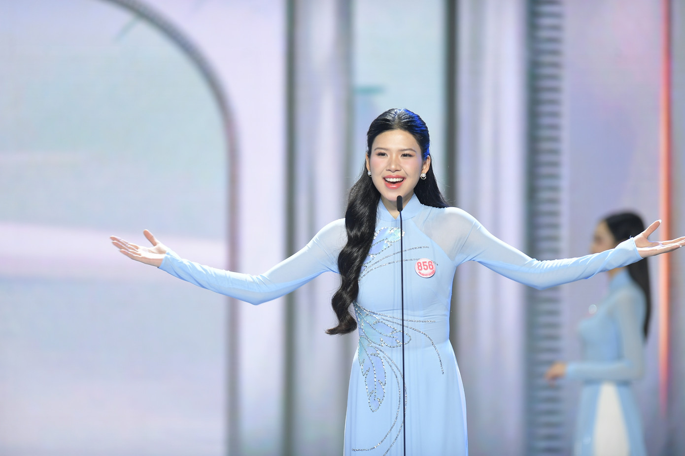 Linh Đan cho biết ngay trước đêm chung khảo cô bị sốt và đau dạ dày khá nặng. Người đẹp lo lắng không thể trình diễn năng lượng và tự tin nhất. "Nhờ sự chăm sóc, quan tâm của Ban tổ chức và các bạn thí sinh, tôi đã giữ vững niềm tin và động viên bản thân hoàn thành các phần thi thật tốt", cô nói.