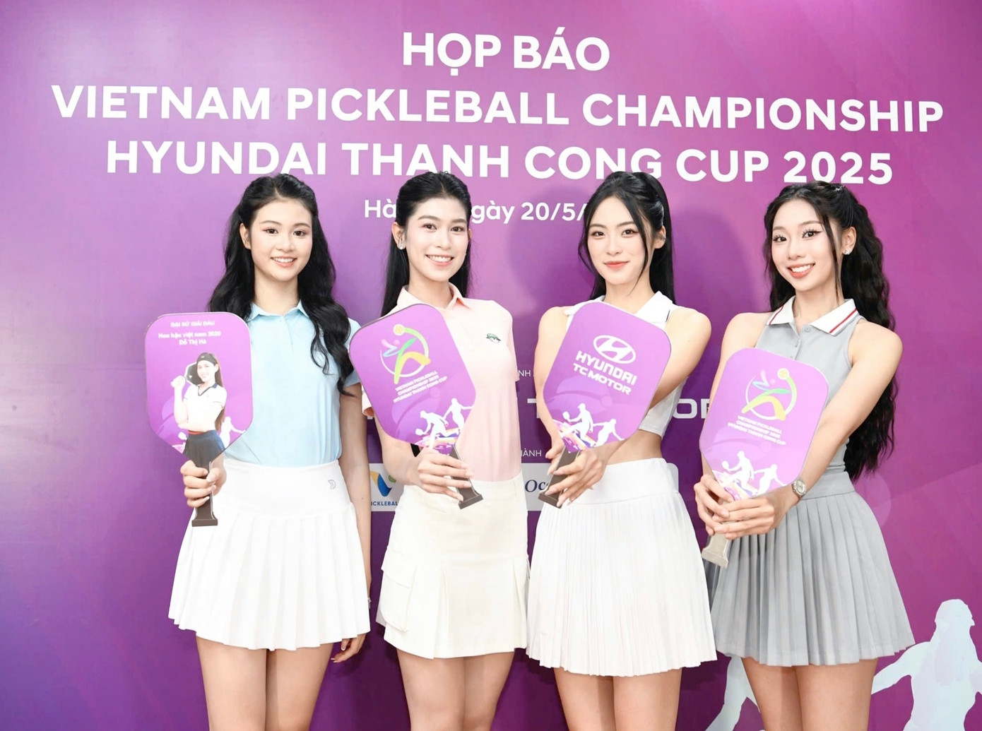 Dàn thí sinh diện trang phục năng động, khoe vóc dáng khỏe khoắn với vợt Pickleball. Các người đẹp đều hào hứng khi được trải nghiệm không khí sôi động của giải đấu thể thao.