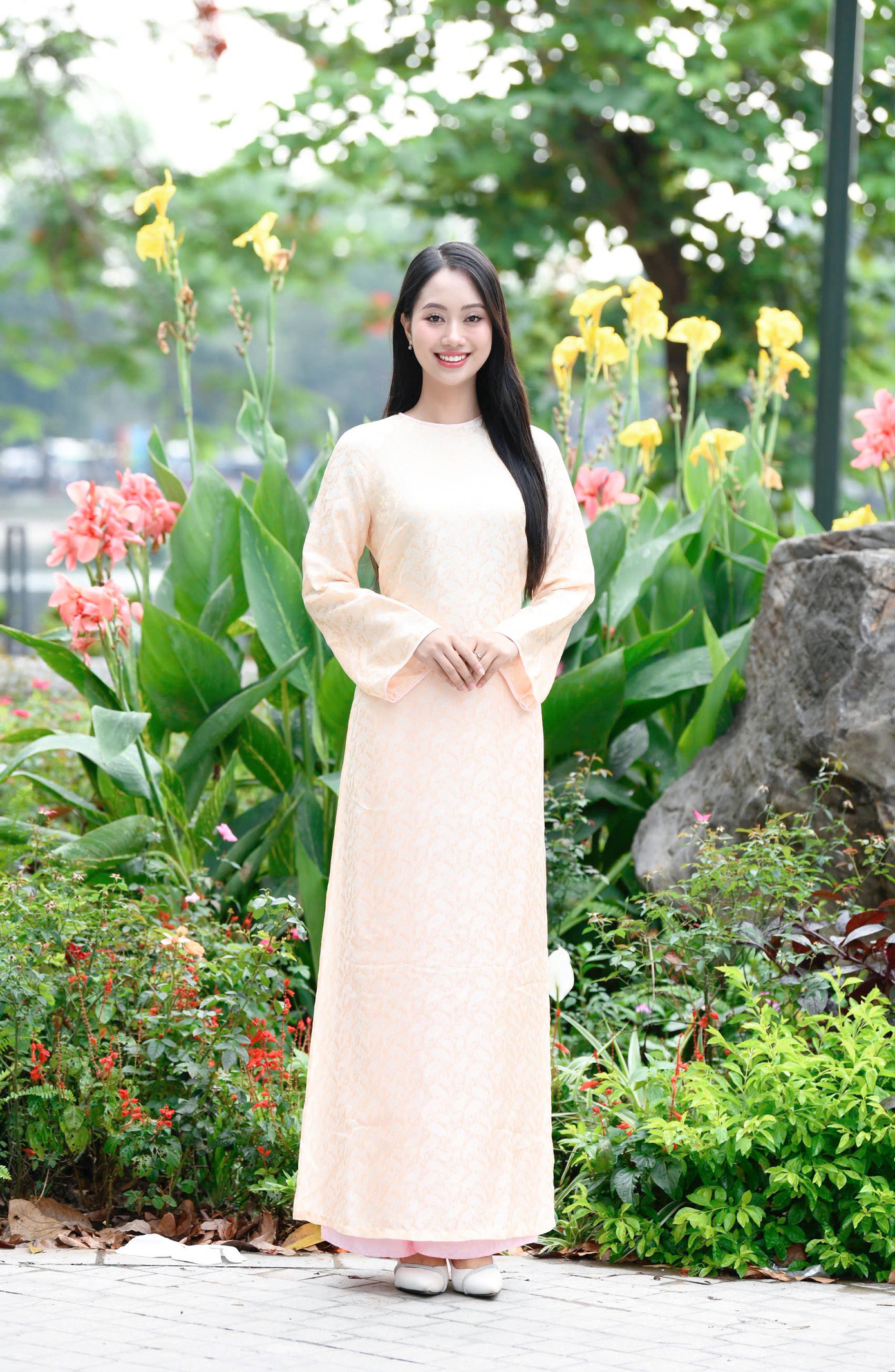 Thí sinh Nguyễn Mai Phương, SBD 131, sinh năm 2000, đến từ Yên Bái. Cô cao 1,68 m, nặng 50 kg, số đo ba vòng 77-59-88 cm. Mai Phương là Hoa khôi Đại học Dược Hà Nội. Năm 2024, cô tốt nghiệp bằng Dược sĩ và được Khen thưởng đạt thành tích xuất sắc trong 5 năm học tại Đại học Dược Hà Nội. Trong đêm chung khảo Hoa hậu Việt Nam 2024, Mai Phương là cô gái cuối cùng được xướng tên vào top 25 thí sinh đi tiếp vào vòng chung kết. Thí sinh Nguyễn Mai Phương, SBD 131, sinh năm 2000, đến từ Yên Bái. Cô cao 1,68 m, nặng 50 kg, số đo ba vòng 77-59-88 cm. Mai Phương là Hoa khôi Đại học Dược Hà Nội. Năm 2024, cô tốt nghiệp bằng Dược sĩ và được Khen thưởng đạt thành tích xuất sắc trong 5 năm học tại Đại học Dược Hà Nội. Trong đêm chung khảo Hoa hậu Việt Nam 2024, Mai Phương là cô gái cuối cùng được xướng tên vào top 25 thí sinh đi tiếp vào vòng chung kết.