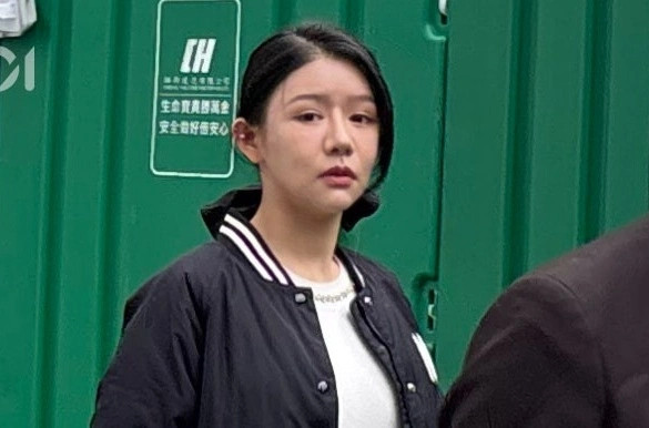 Lý Tư Huyên tại cuộc thi sắc đẹp và khi hầu tòa hôm 8/5. Lý Tư Huyên tại cuộc thi sắc đẹp và khi hầu tòa hôm 8/5.