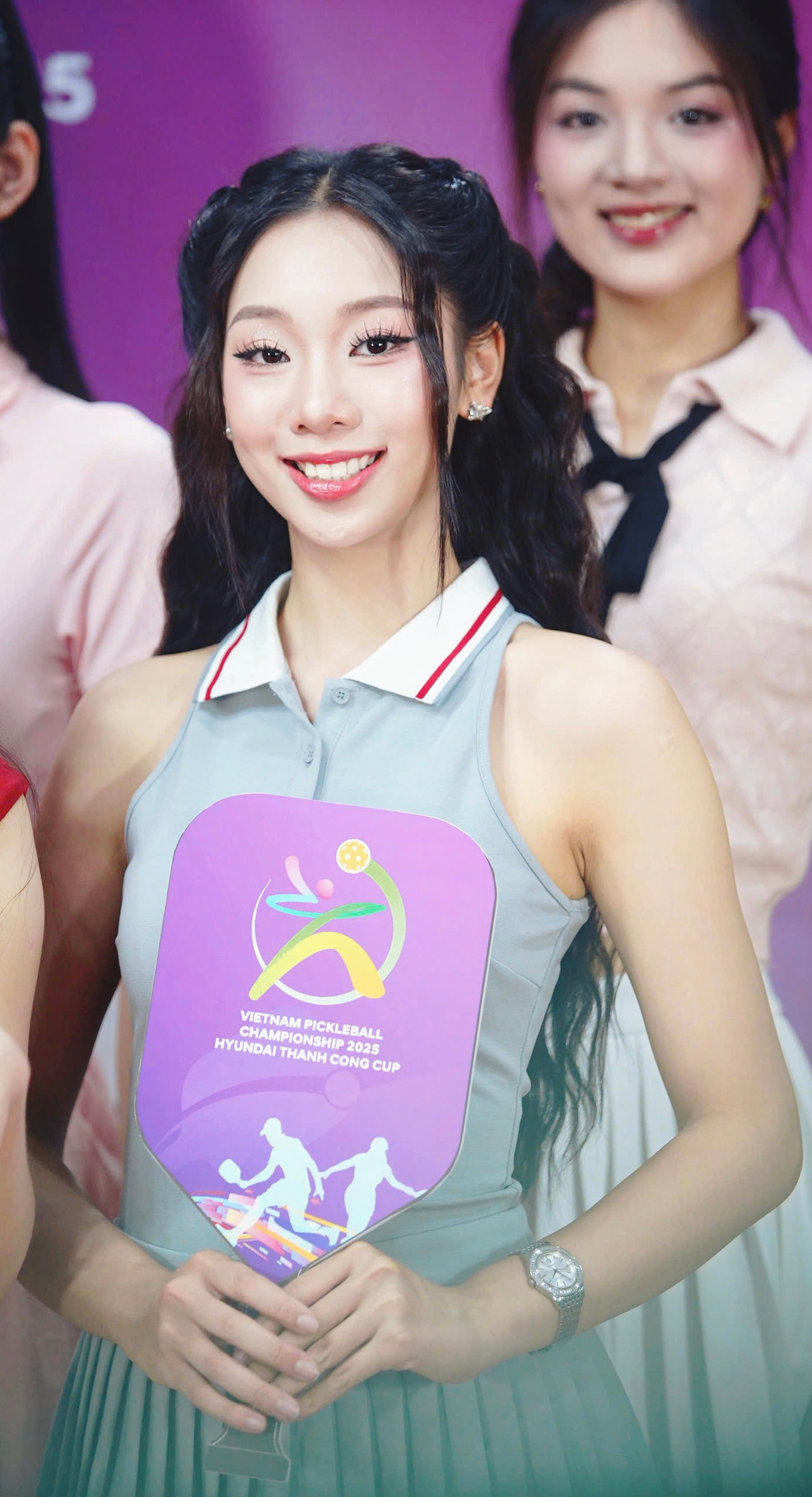 Thí sinh Phạm Thùy Dương nói tham gia họp báo Giải Pickleball Việt Nam - Cúp Hyundai Thành Công 2025 giúp cô mở mang thêm nhiều kiến thức về thể thao. &quot;Tôi đã biết về Pickleball từ lâu và cũng có dịp chơi thử. Cá nhân tôi khá thích bộ môn này vì đòi hỏi sự kết hợp giữa nhiều động tác, tưởng chừng đơn giản nhưng lại khá khó để làm tốt&quot;, cô nói. Theo Thùy Dương, Pickleball không chỉ là xu hướng nhất thời, mà là lối sống năng động, gắn kết và tích cực.